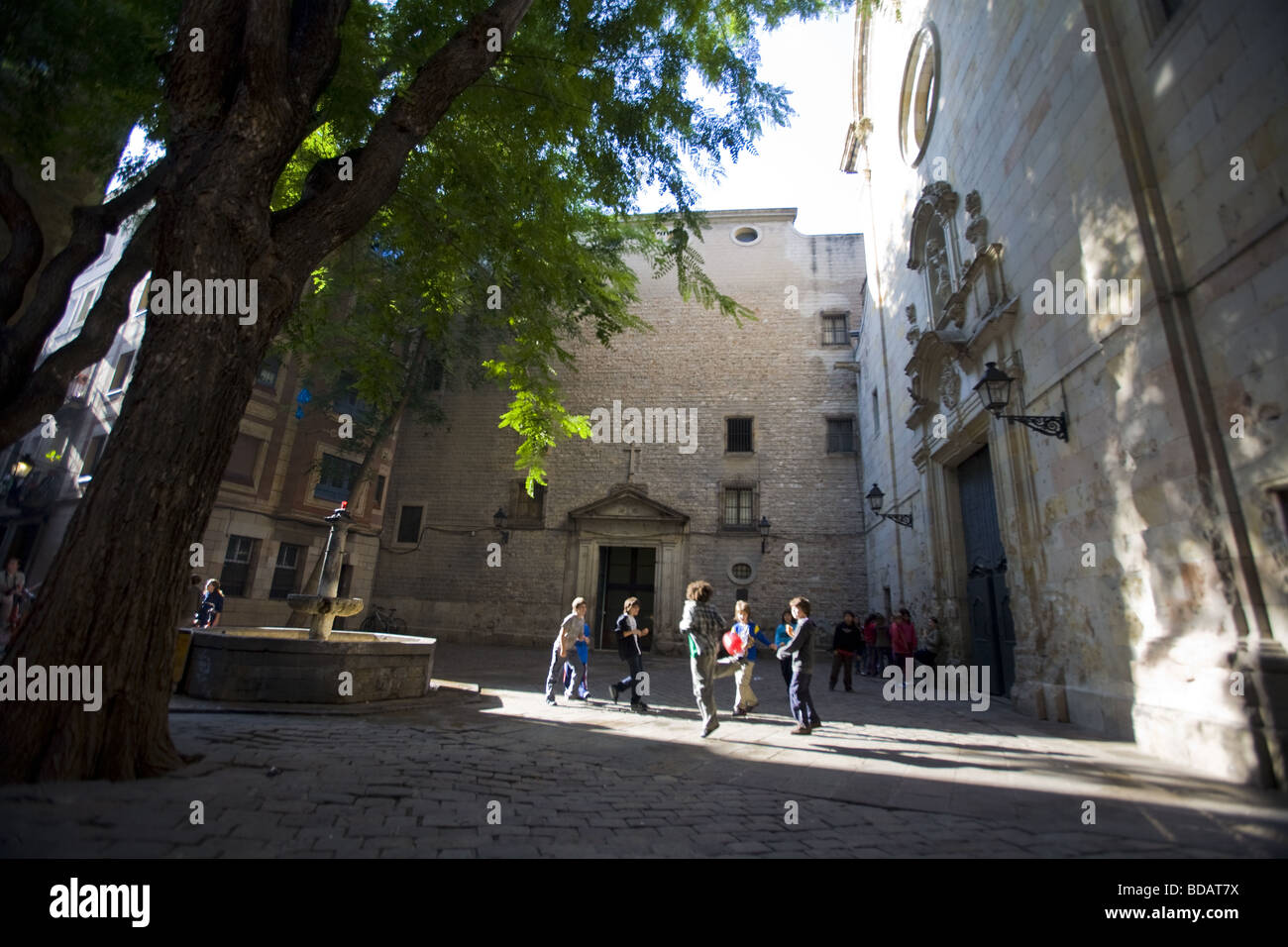 Kinder spielen auf dem Platz des Placa San Felipe de Neri in der Stadt Barcelona in Spanien Stockfoto