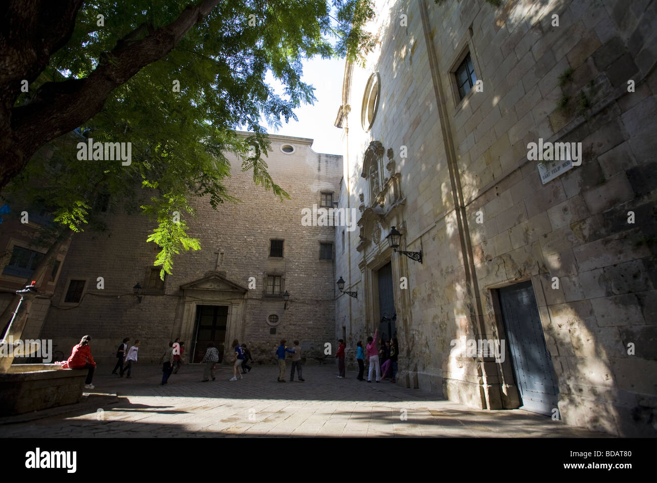 Kinder spielen auf dem Platz des Placa San Felipe de Neri in der Stadt Barcelona in Spanien Stockfoto