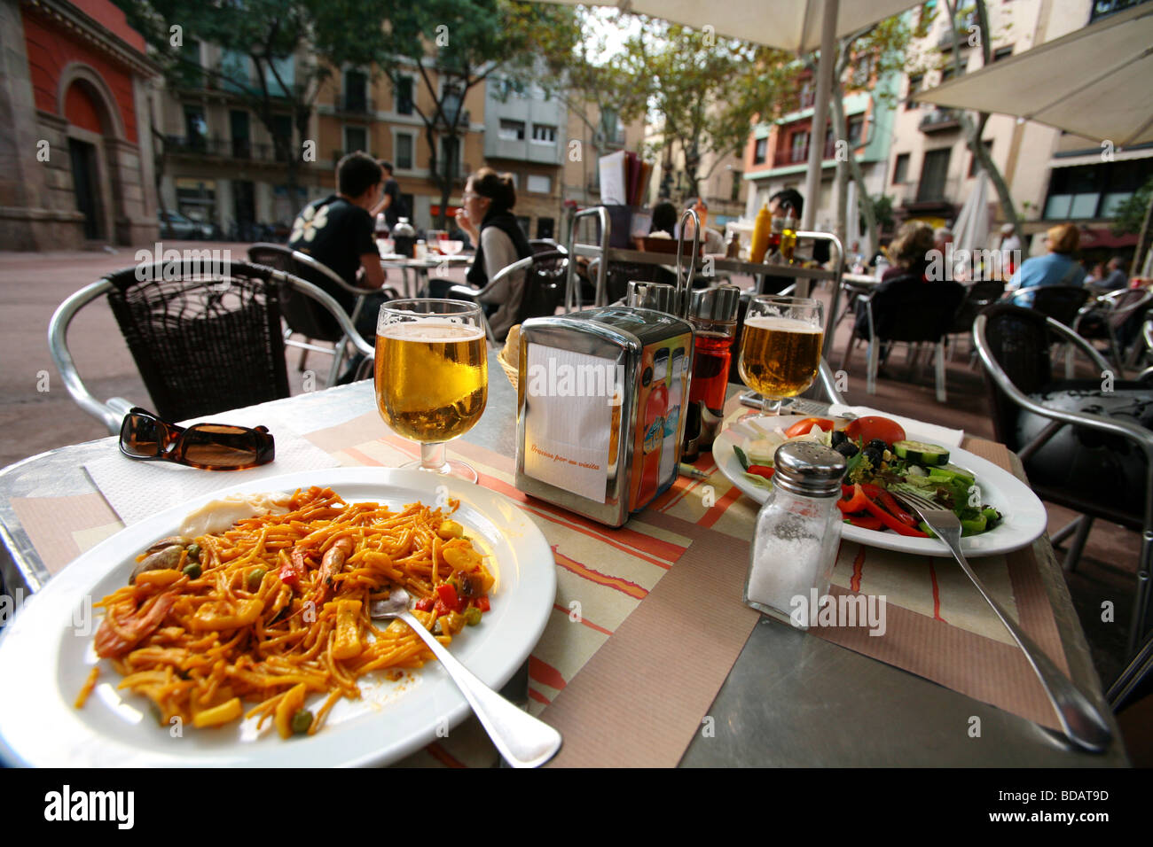 Essen in einem Restaurant am Plaça Rius Taulet in der Stadt Barcelona in Spanien Stockfoto