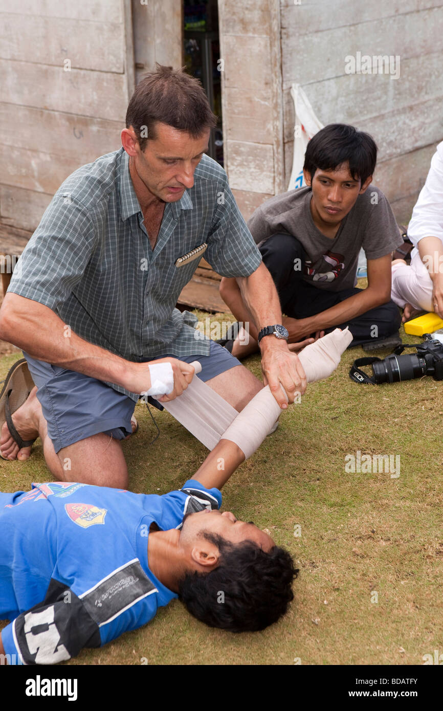 Sulawesi-Lambusango Waldreservat Graeme Gillespie Waldführern Schlange biss Überlebenstechniken demonstrieren Stockfoto