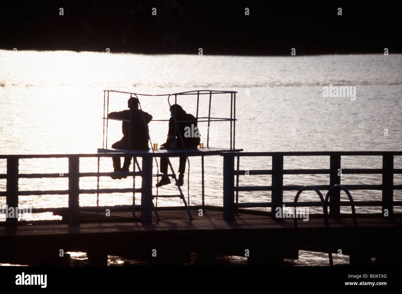 zwei durch die See, See, Menschen, Atmosphäre, Wasser, Brücke, Sonnenuntergang, Abend, entspannen, ausruhen, Nostalgie Stockfoto