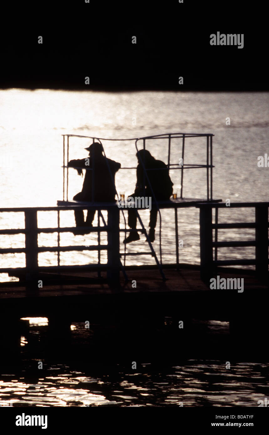 zwei durch die See, See, Menschen, Atmosphäre, Wasser, Brücke, Sonnenuntergang, Abend, entspannen, ausruhen, Nostalgie, vertikale Stockfoto