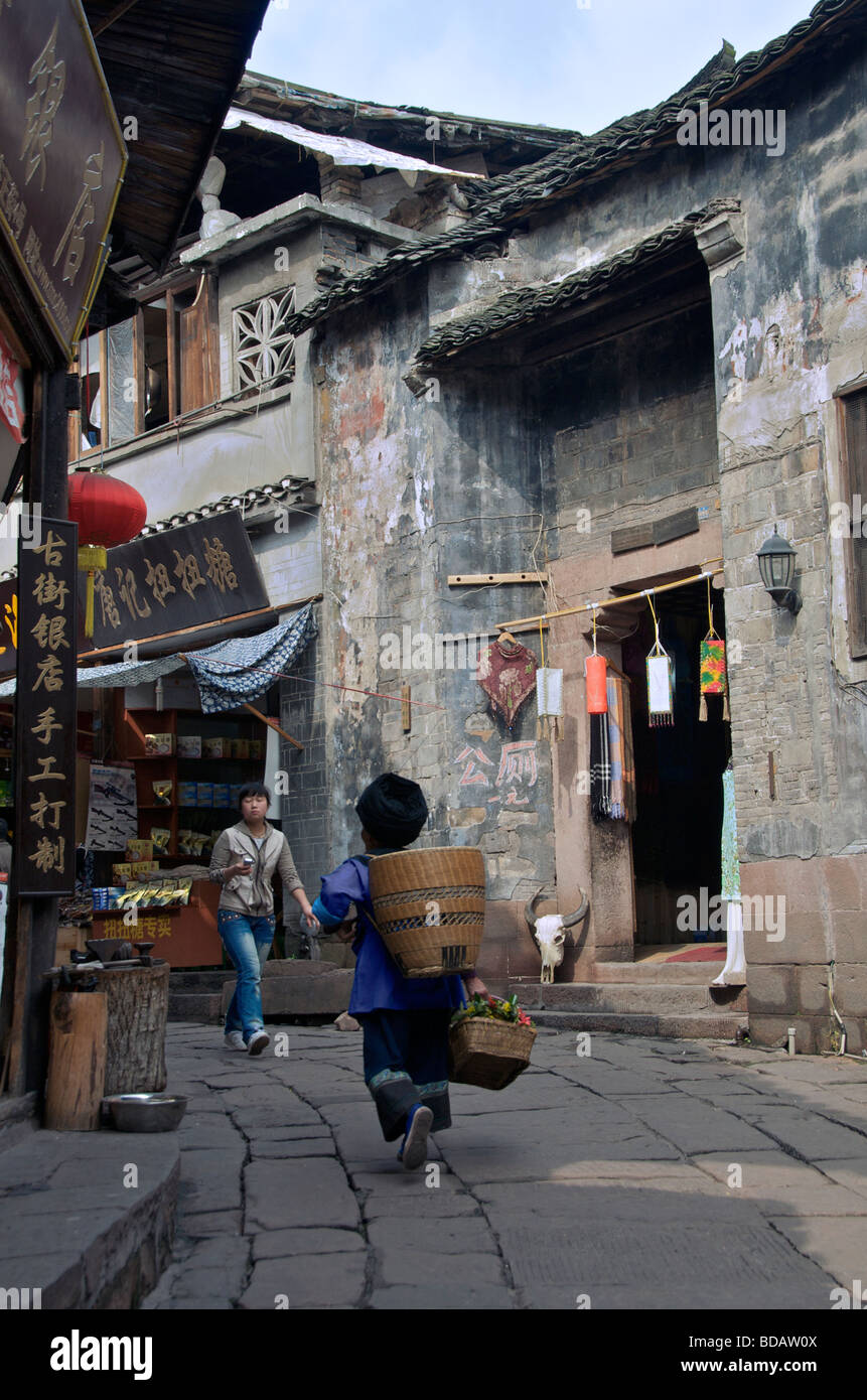 Typische schmale Seitenstraße antiken Stadt Fenghuang Hunan China Stockfoto