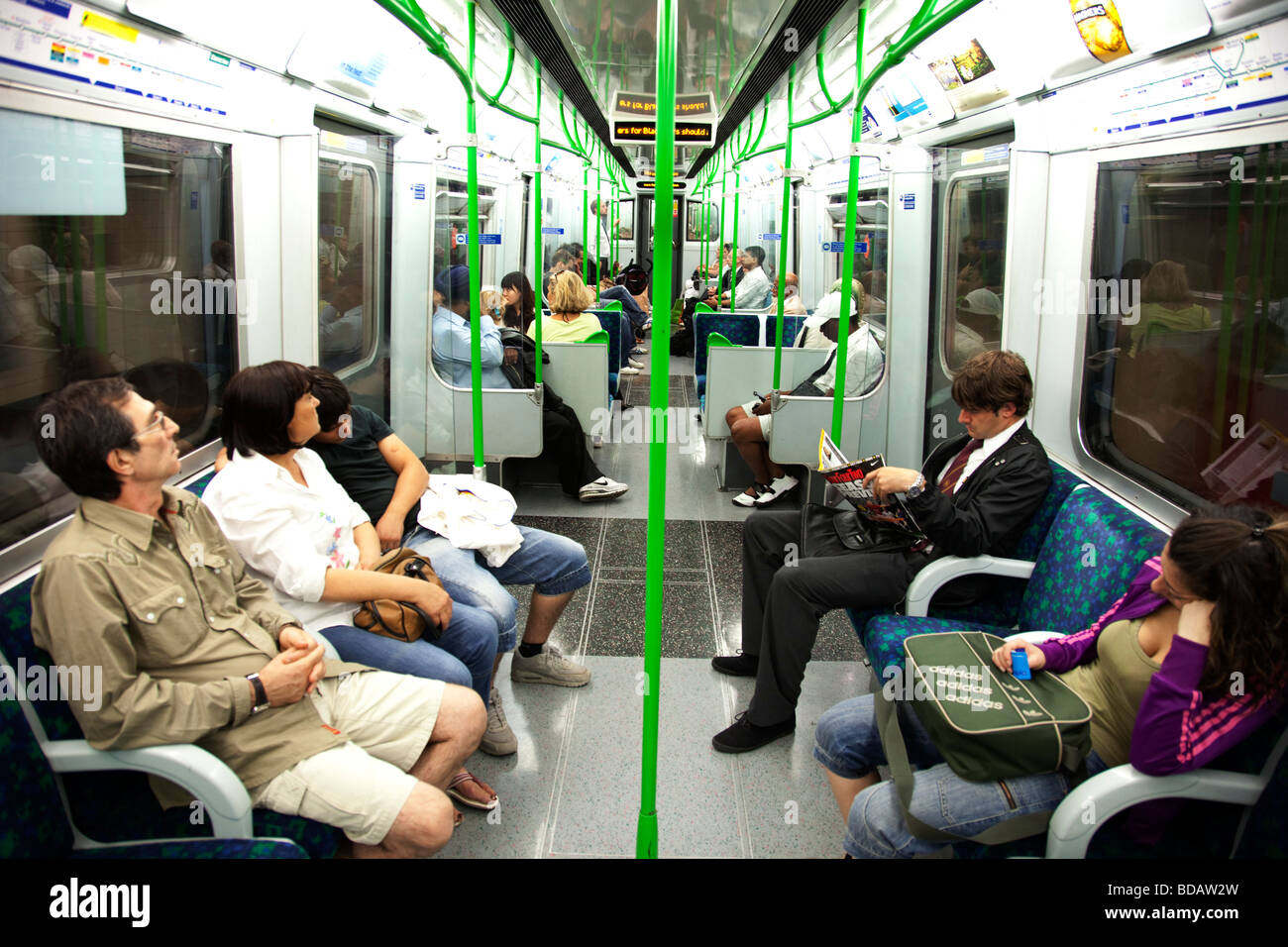 Szene auf eine Londoner U-Bahn District Line-Zug Stockfoto