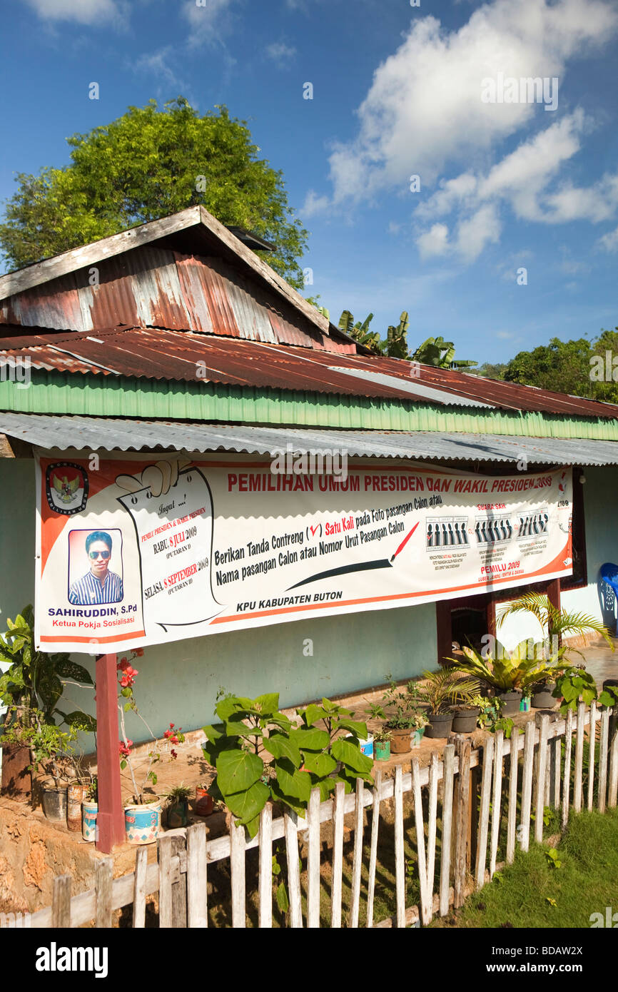 Indonesien Sulawesi Buton Labundo Bundo Präsidentschaftswahl Banner vor lokalen Haus Stockfoto