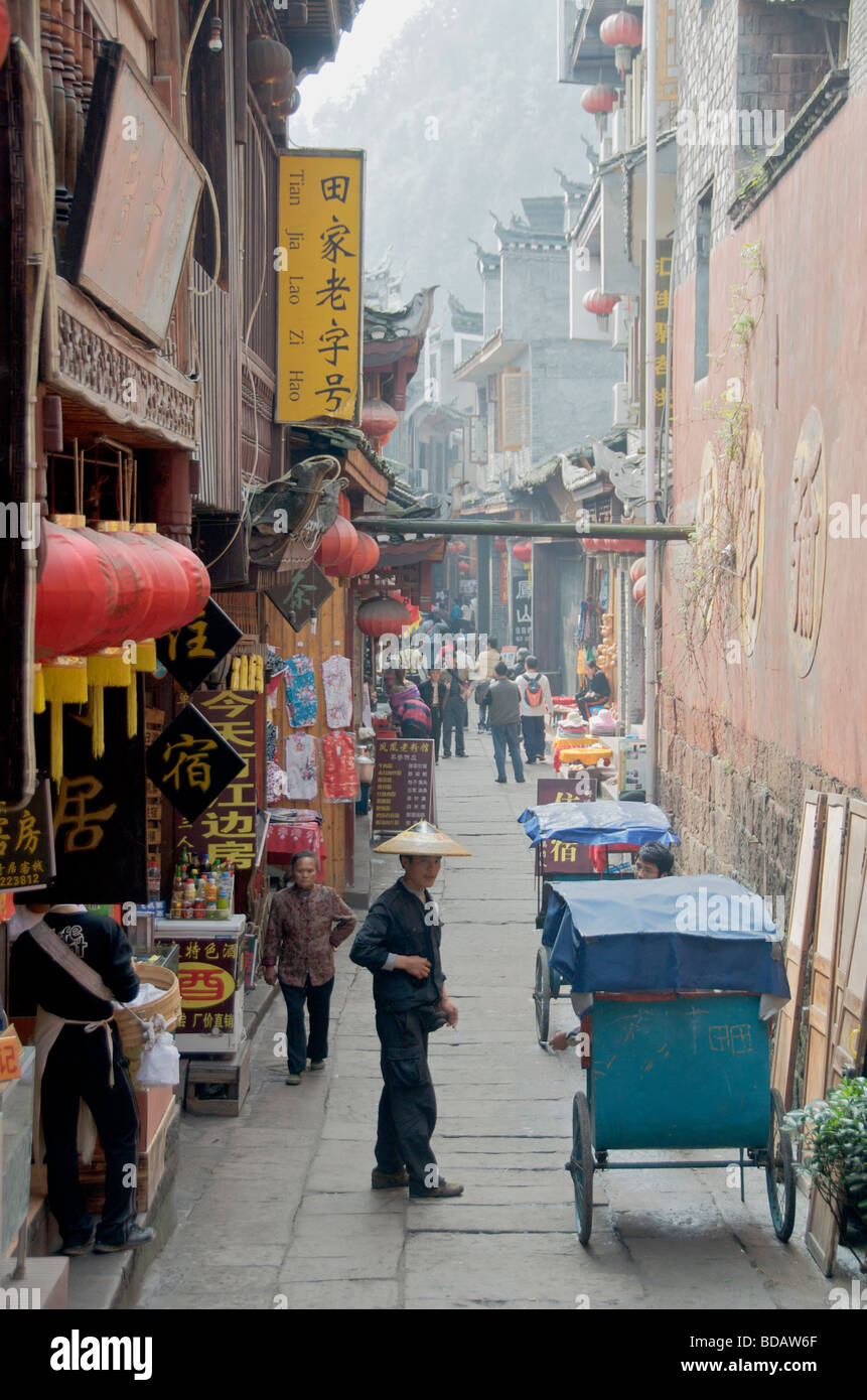 Rikscha und Geschäfte schmale Seitenstraße antiken Stadt Fenghuang Hunan China Stockfoto