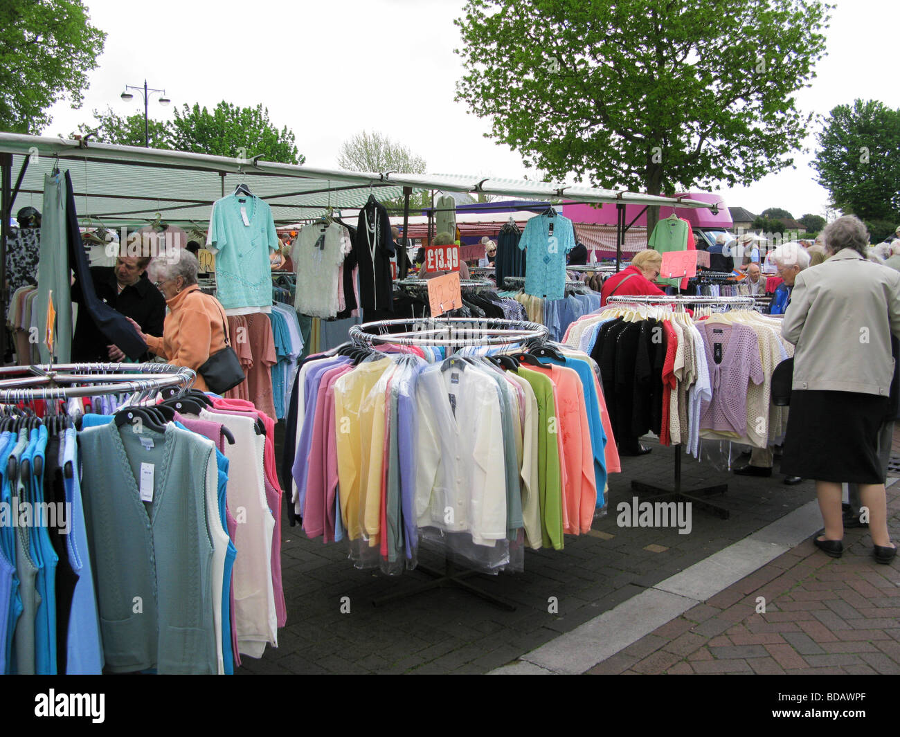 ältere Menschen Einkaufen bei einem Schnäppchen Kleidung blockieren Chichester traditionellen Markt West Sussex Stockfoto