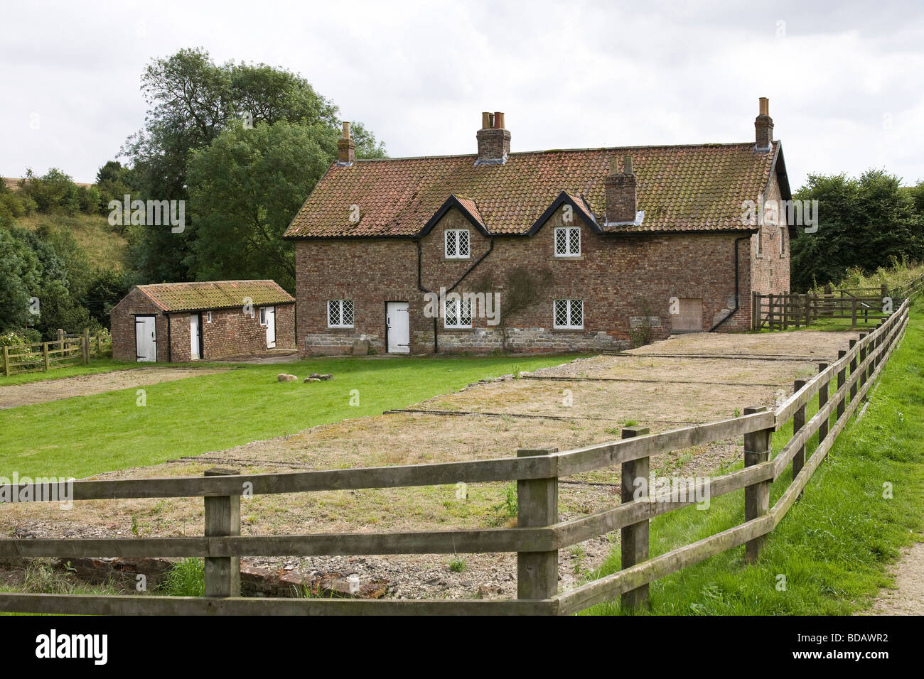 Ferienhäuser am Wharram Percy, das mittelalterliche Dorf in North Yorkshire, Großbritannien Stockfoto