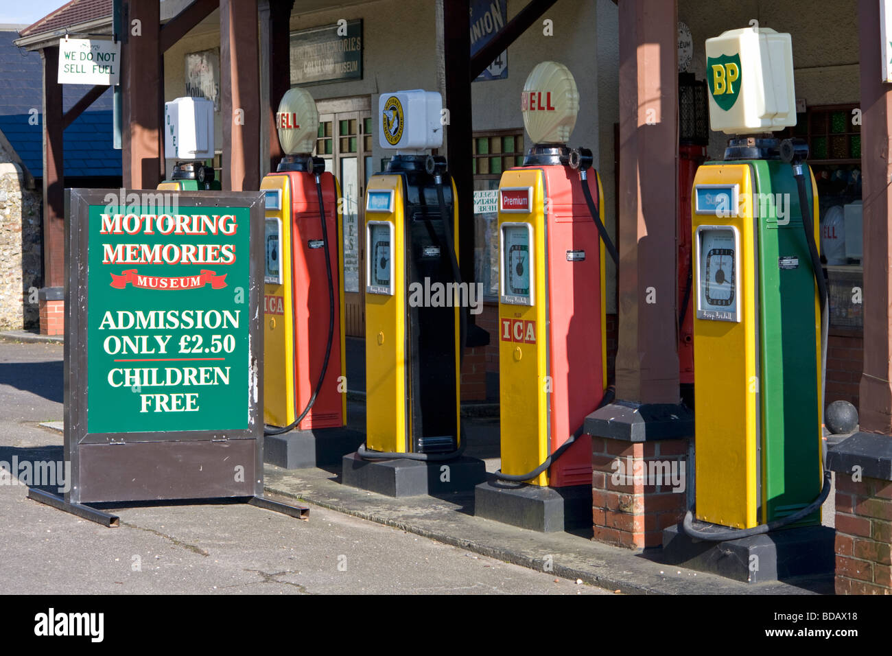 Alte Zapfsäulen vor Autofahren Museum in Colyford, Devon Stockfoto