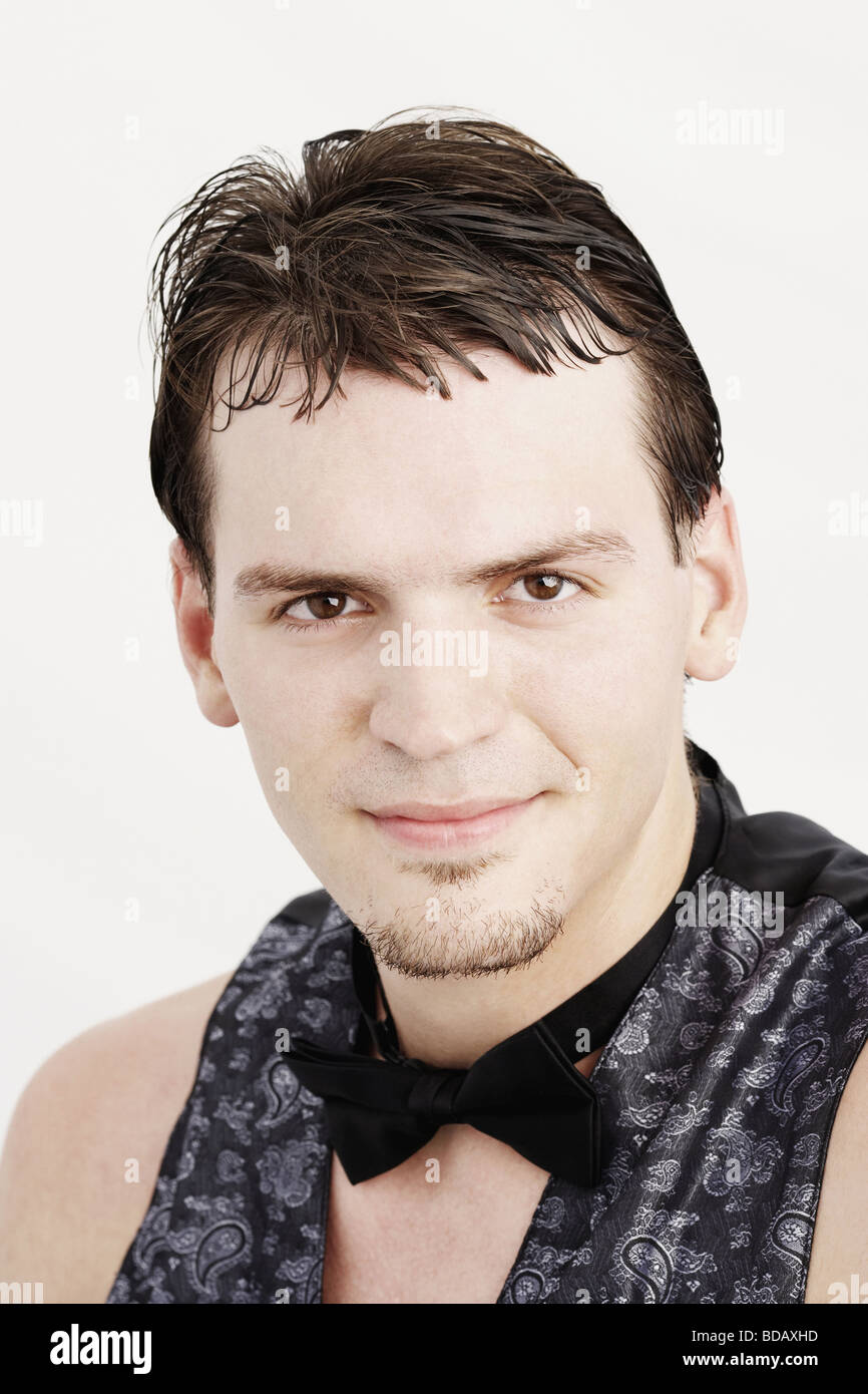 Porträt eines jungen Mannes trägt eine Fliege Stockfoto