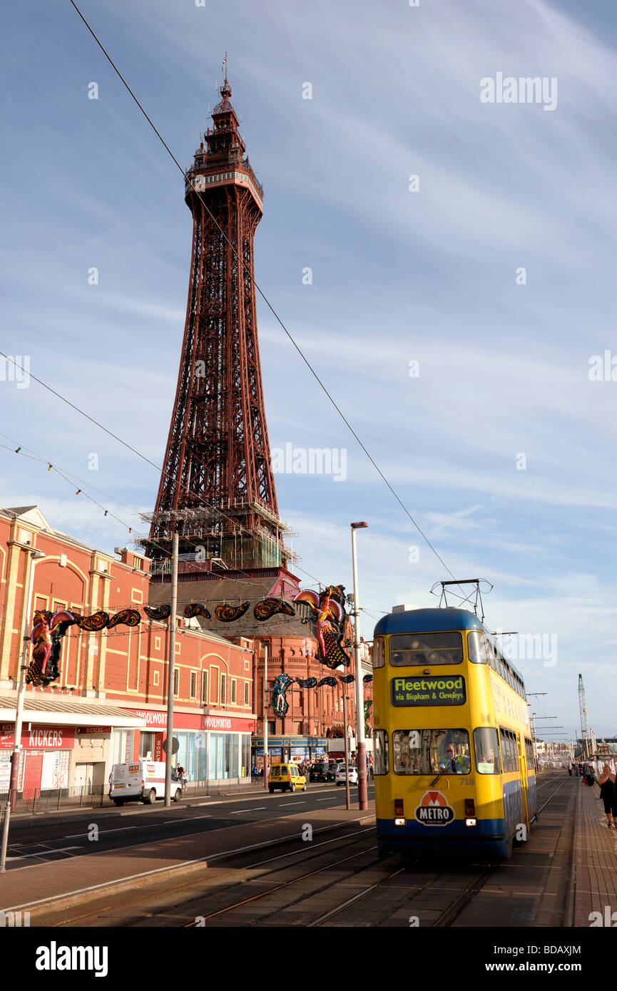 Blackpool Tower und Straßenbahn Stockfoto