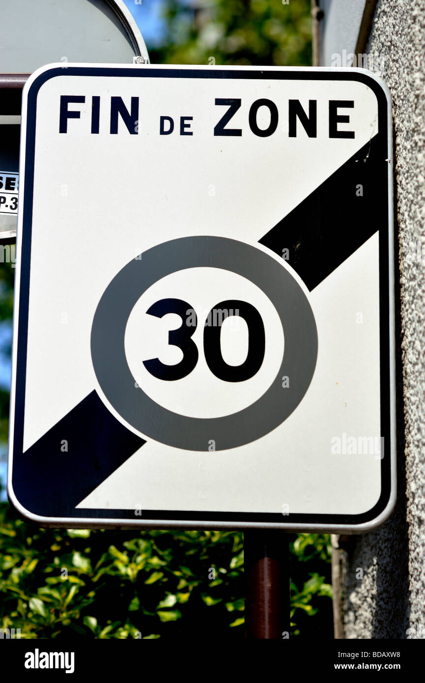 Paris Frankreich Strasse Detail Strassenschild Ende Der 30km Hr Franzosisch Speed Zone Stockfotografie Alamy