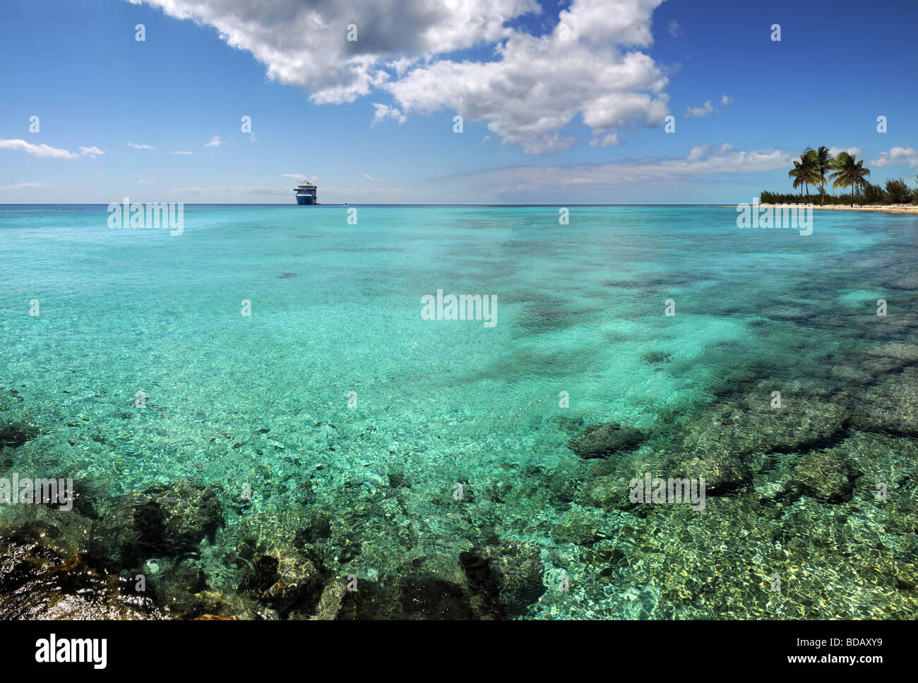 Tropisches Paradies mit Korallenriff und Kreuzfahrtschiff in der Ferne Stockfoto