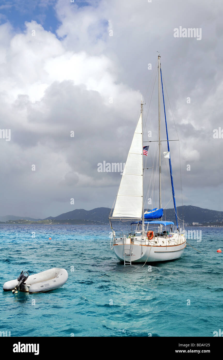 Yacht vor Anker in den klaren Gewässern von St Thomas United States Virgin Islands Stockfoto