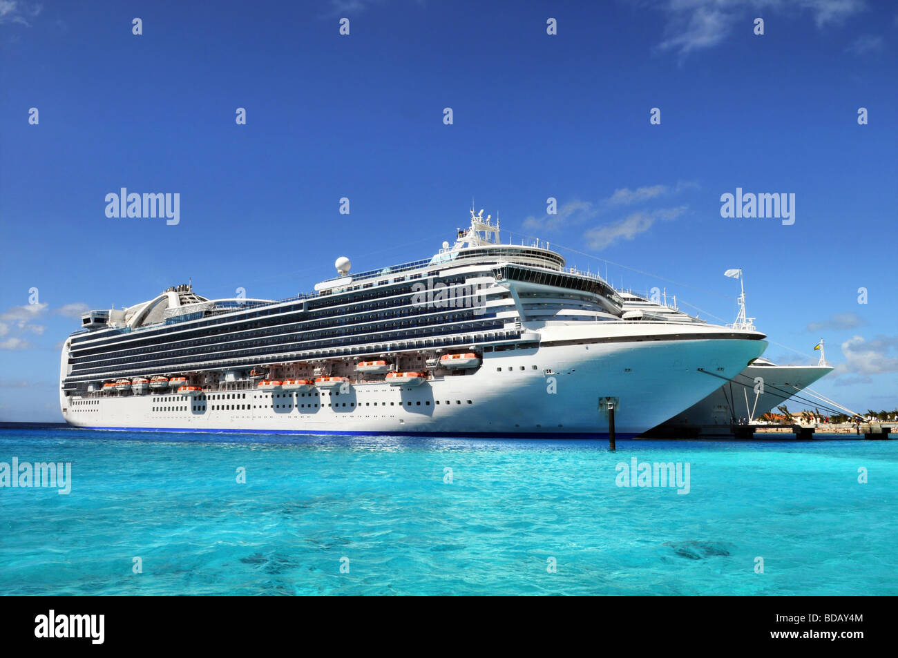 Kreuzfahrtschiffe in Grand Turk Caicos Islands British West Indies verankert Stockfoto