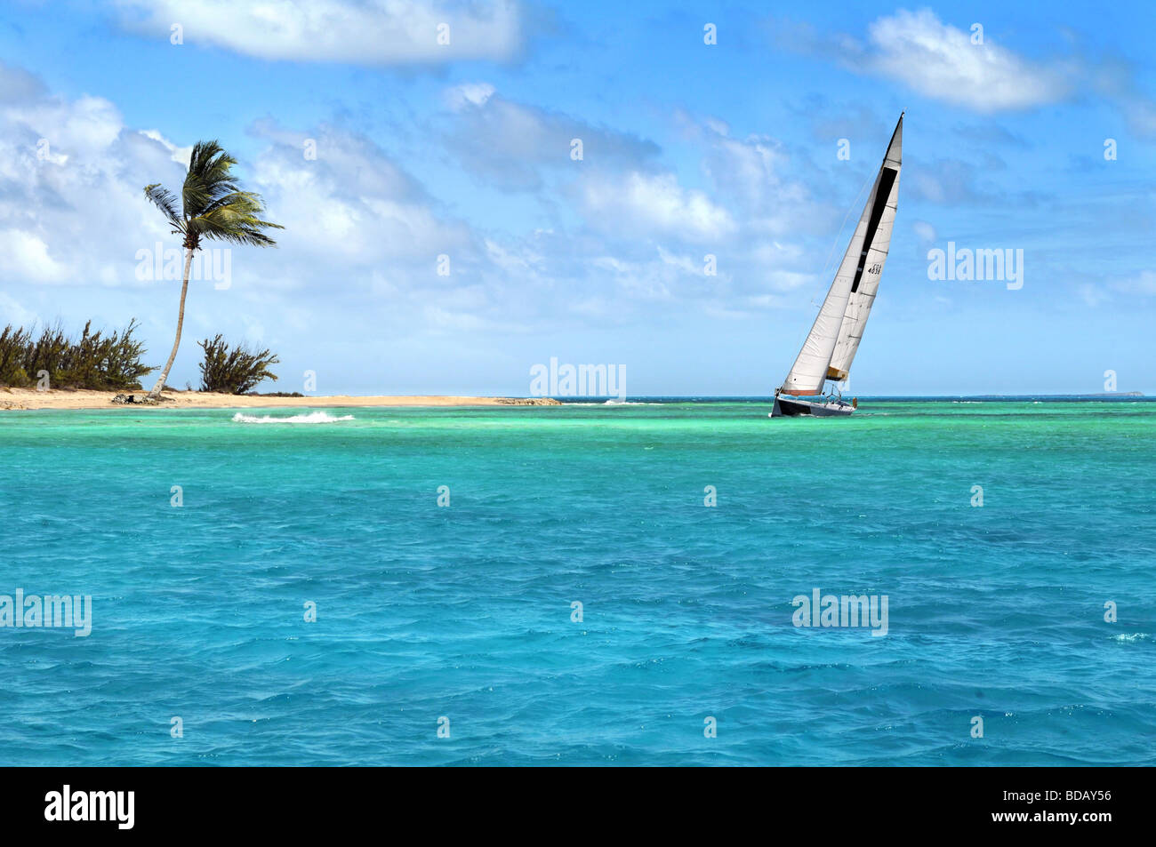 Segelboot segeln auf dem klaren Wasser des tropischen Paradieses Stockfoto