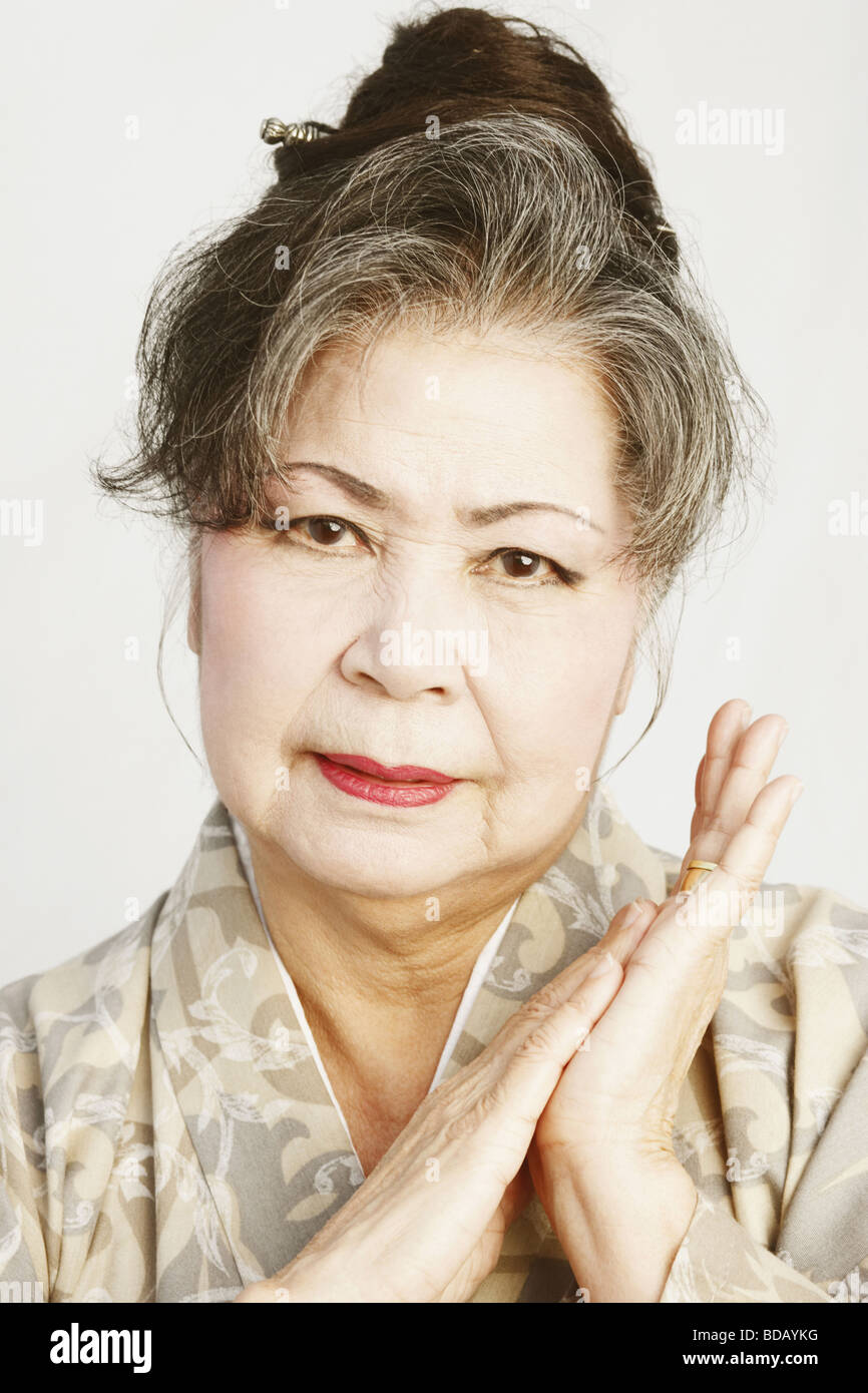 Portrait einer älteren Frau klatschte Stockfoto