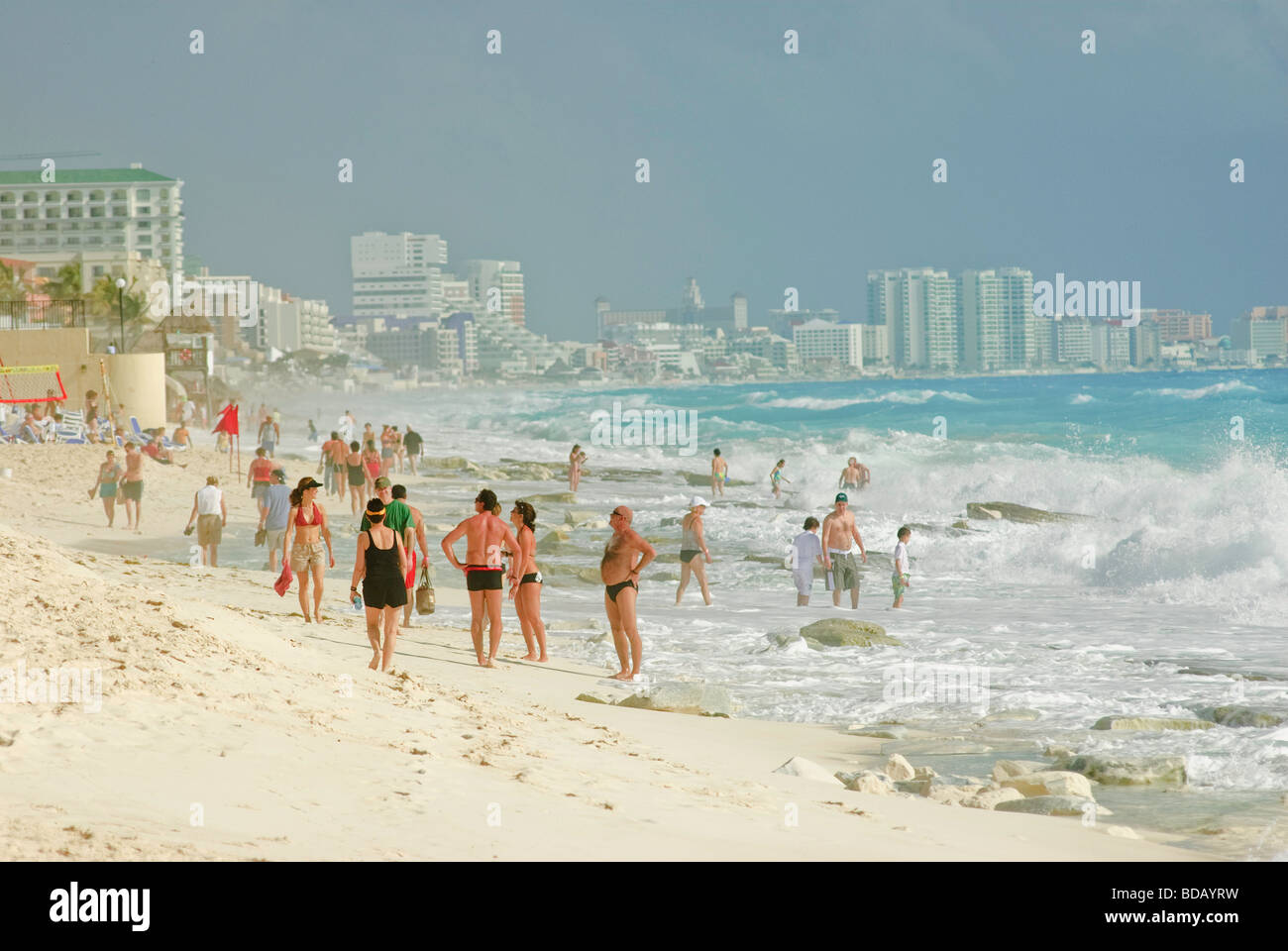 Touristen auf den weißen Sandstrand vor den Luxushotels in Cancún, Mexiko Stockfoto