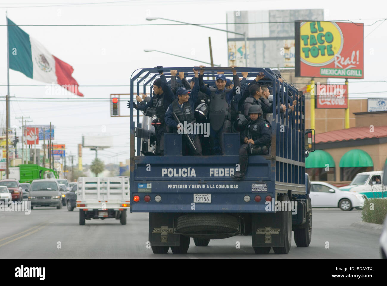 LKW geladen mit der föderalen Polizei bewegen während am frühen Morgen Runden durch die Straßen von Ciudad Juarez. Stockfoto