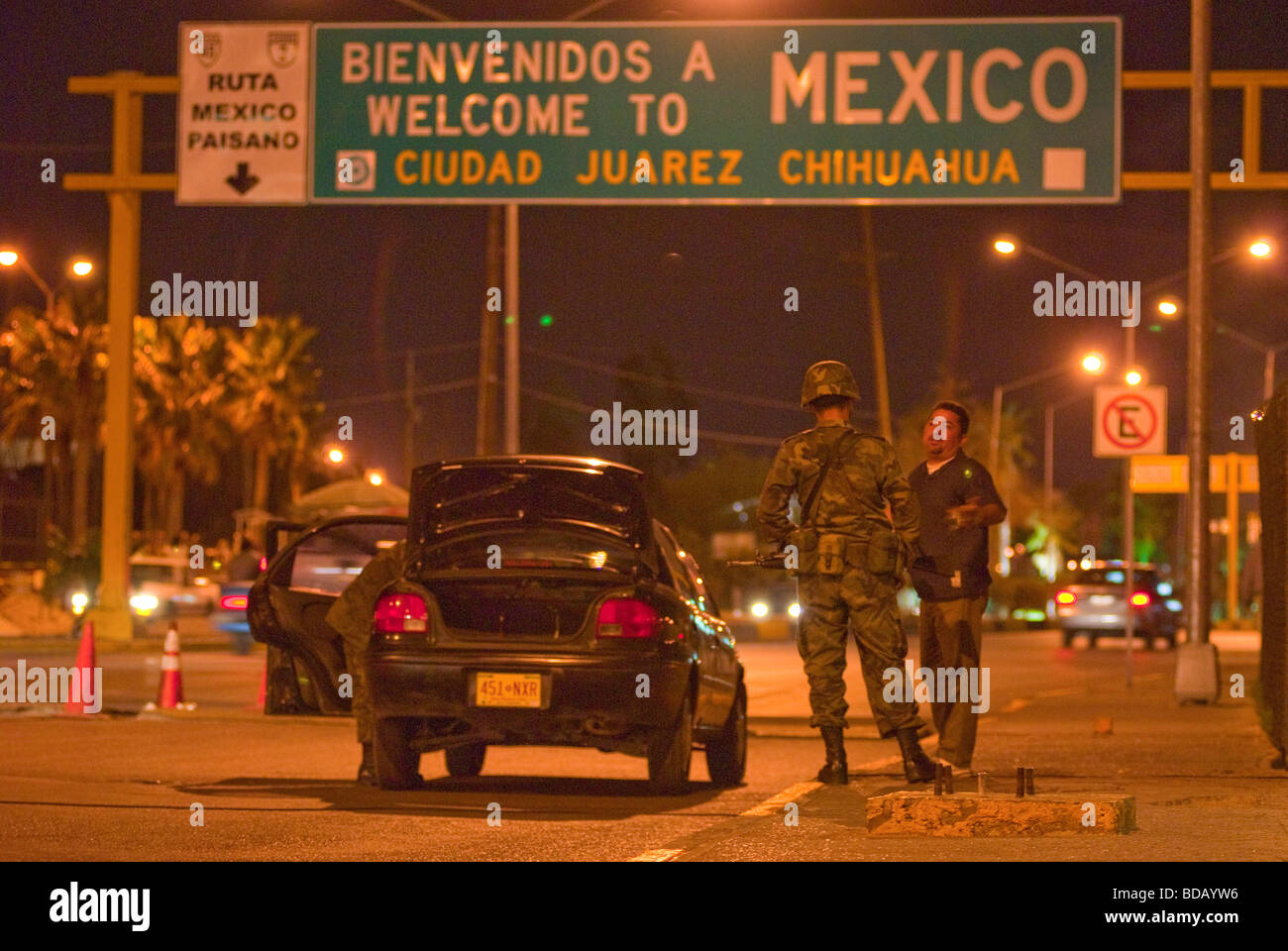 Autos in Mexiko aus den USA sind nach dem Zufallsprinzip gezogen und suchte von Armee-Personal in der Nähe der Chamizal-Brücke Stockfoto