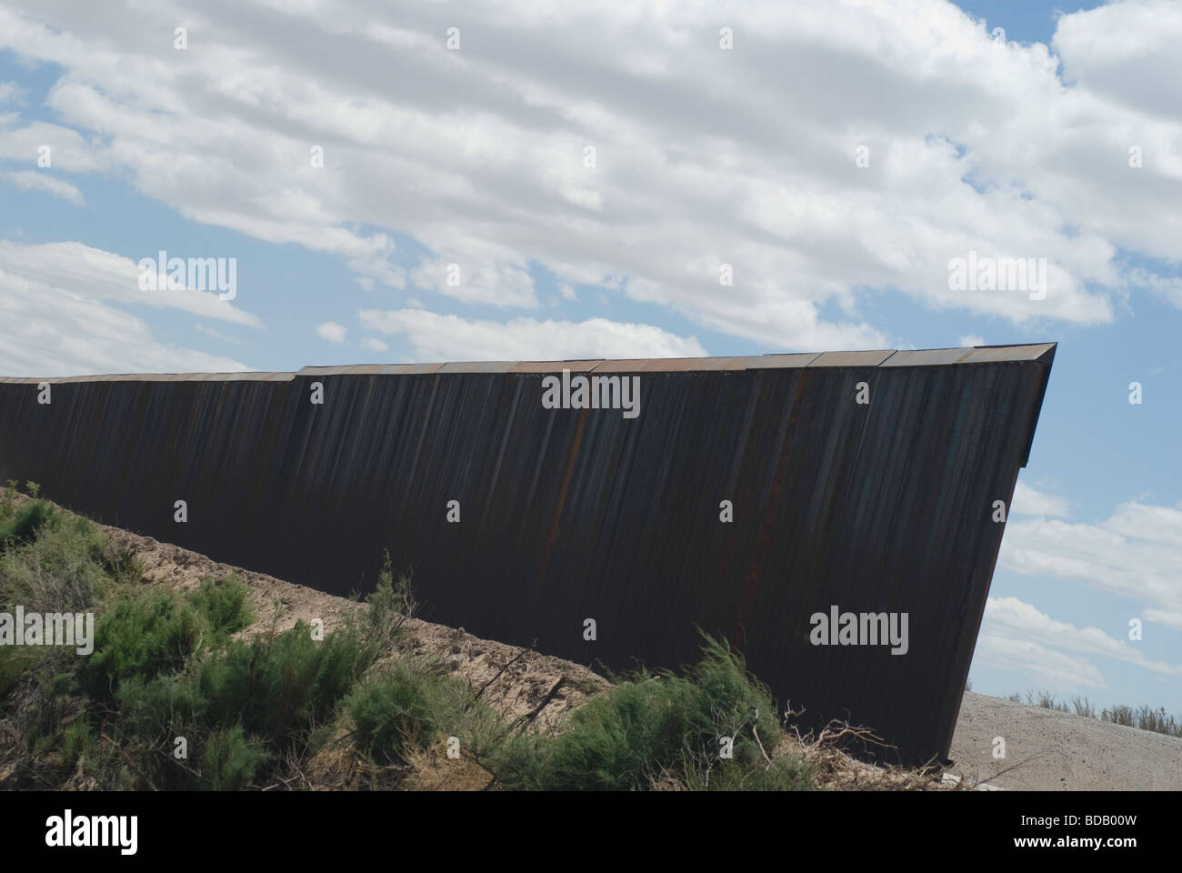 Segment der Grenzmauer in Texas Fort Hancock so konstruiert, dass der Eintrag von illegalen und Drogen verbieten Stockfoto