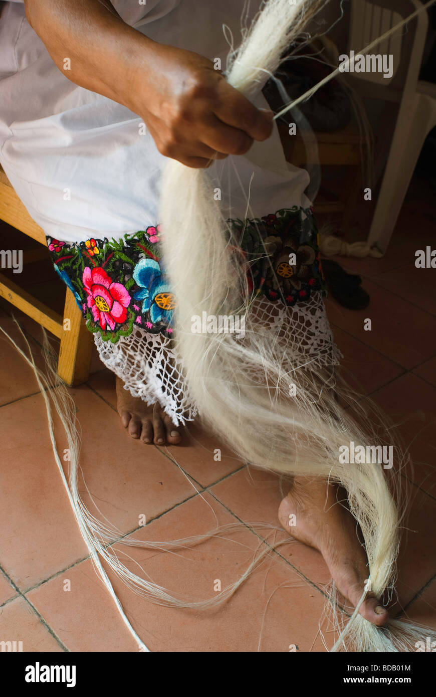 Eine indigene Frau trennt Hennequen Fasern von hand. Die Sisal wird später in Körbe und Taschen gewebt werden. Stockfoto