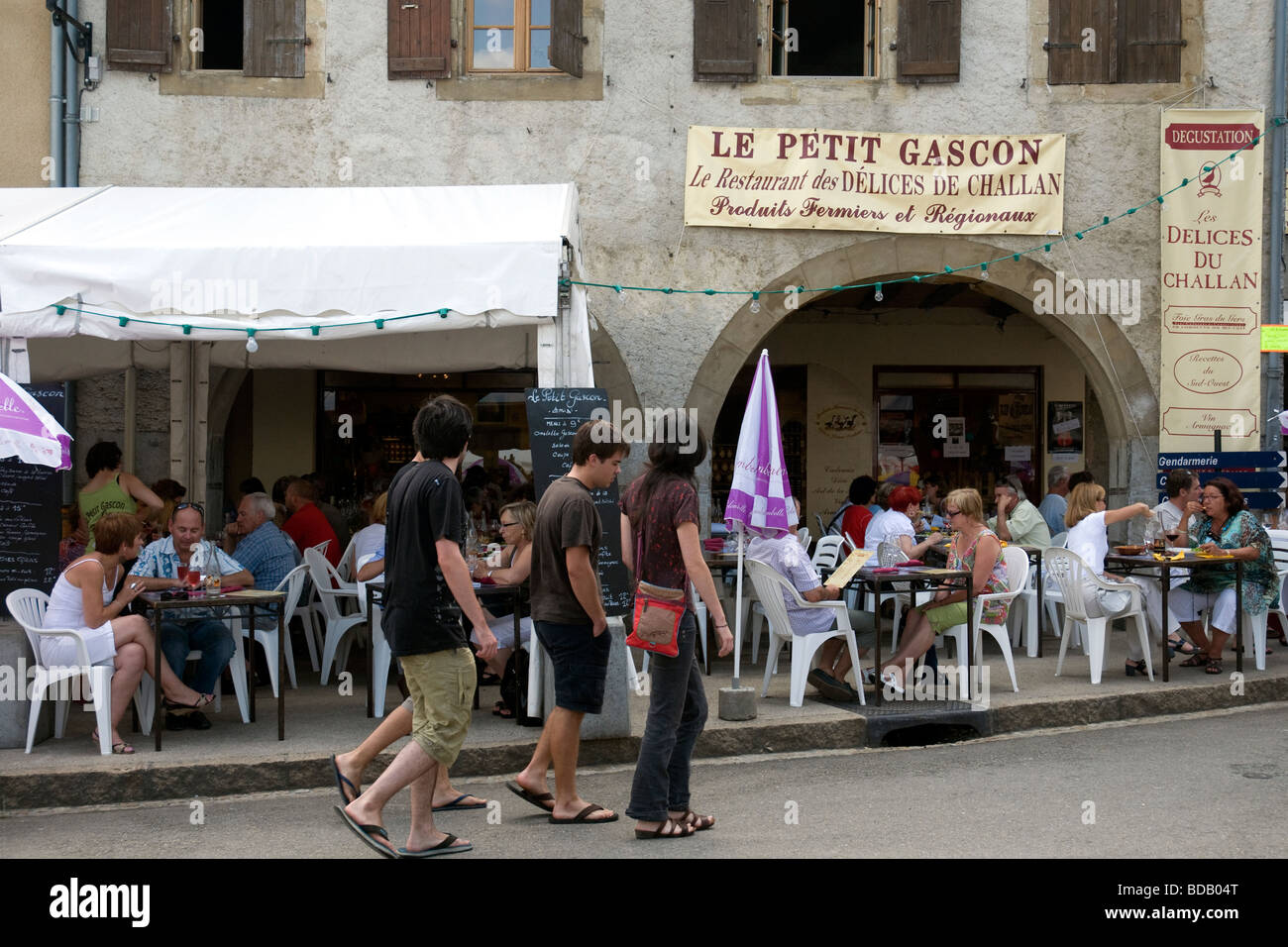 Einem gut besuchten Restaurant zur Mittagszeit in Marciac während der Stadt jährliche jazz-festival Stockfoto