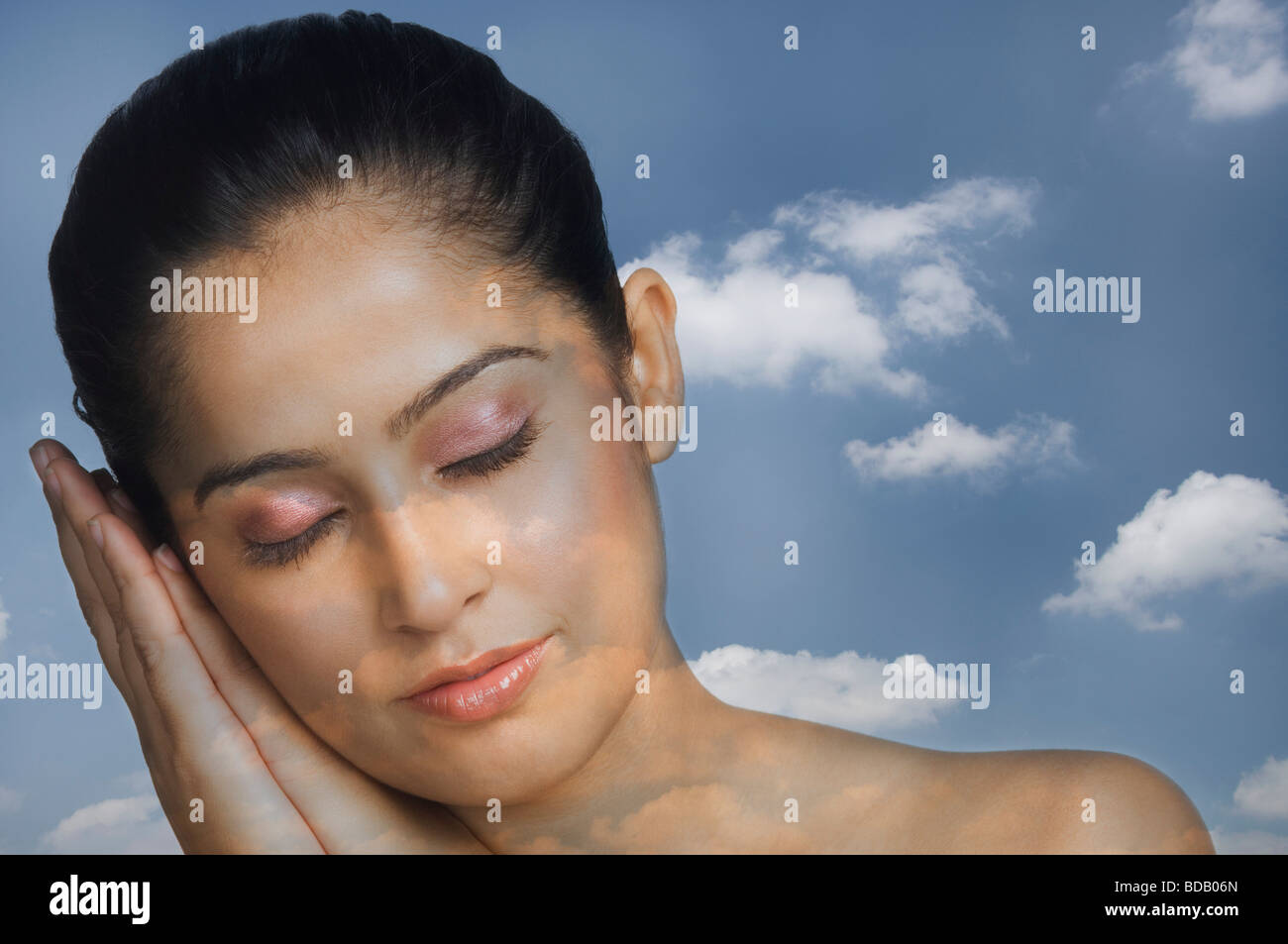 Eine junge Frau Tagträumen in Nahaufnahme Stockfoto