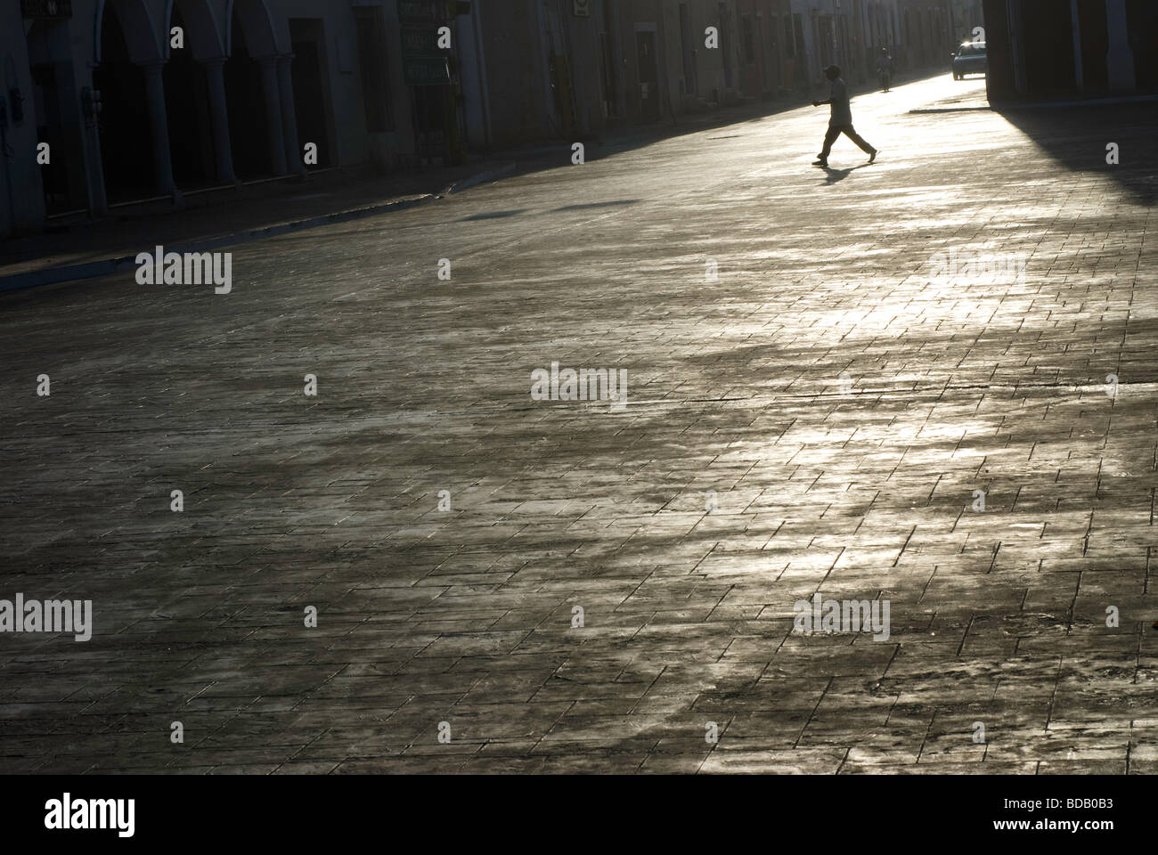 Ein Mann überquert die Straße in der Innenstadt von Valladolid, Yucatan, Mexiko. Stockfoto