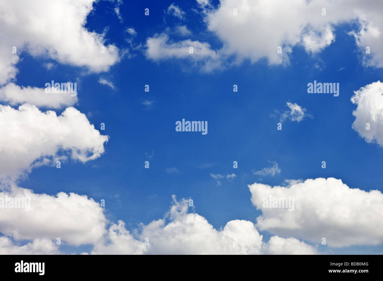 blauer Himmel mit weißen flauschigen Wolken-Hintergrund Stockfoto