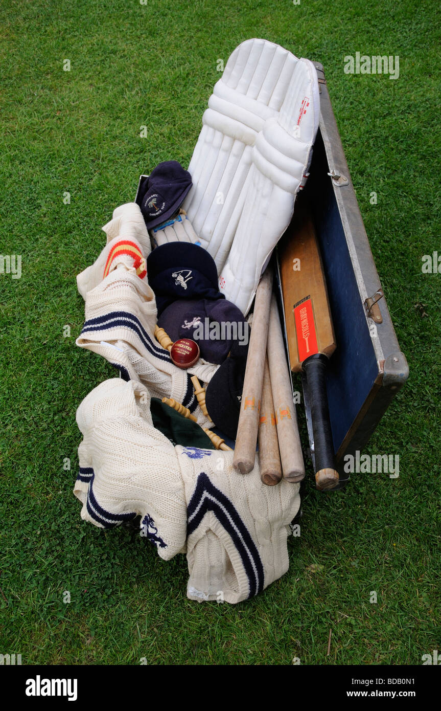 Cricket Ausrüstung verschiedene Elemente, die eine Melone oder Schlagmann besitzen würde, gespeichert in einer box Stockfoto