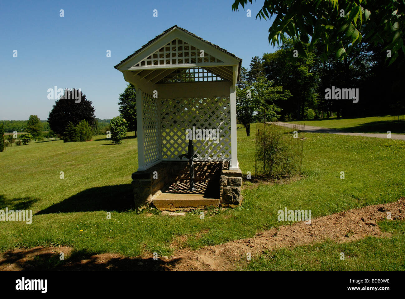 Alte Pumpe oder auch Dawes Arboretum in Newark, Ohio Stockfoto