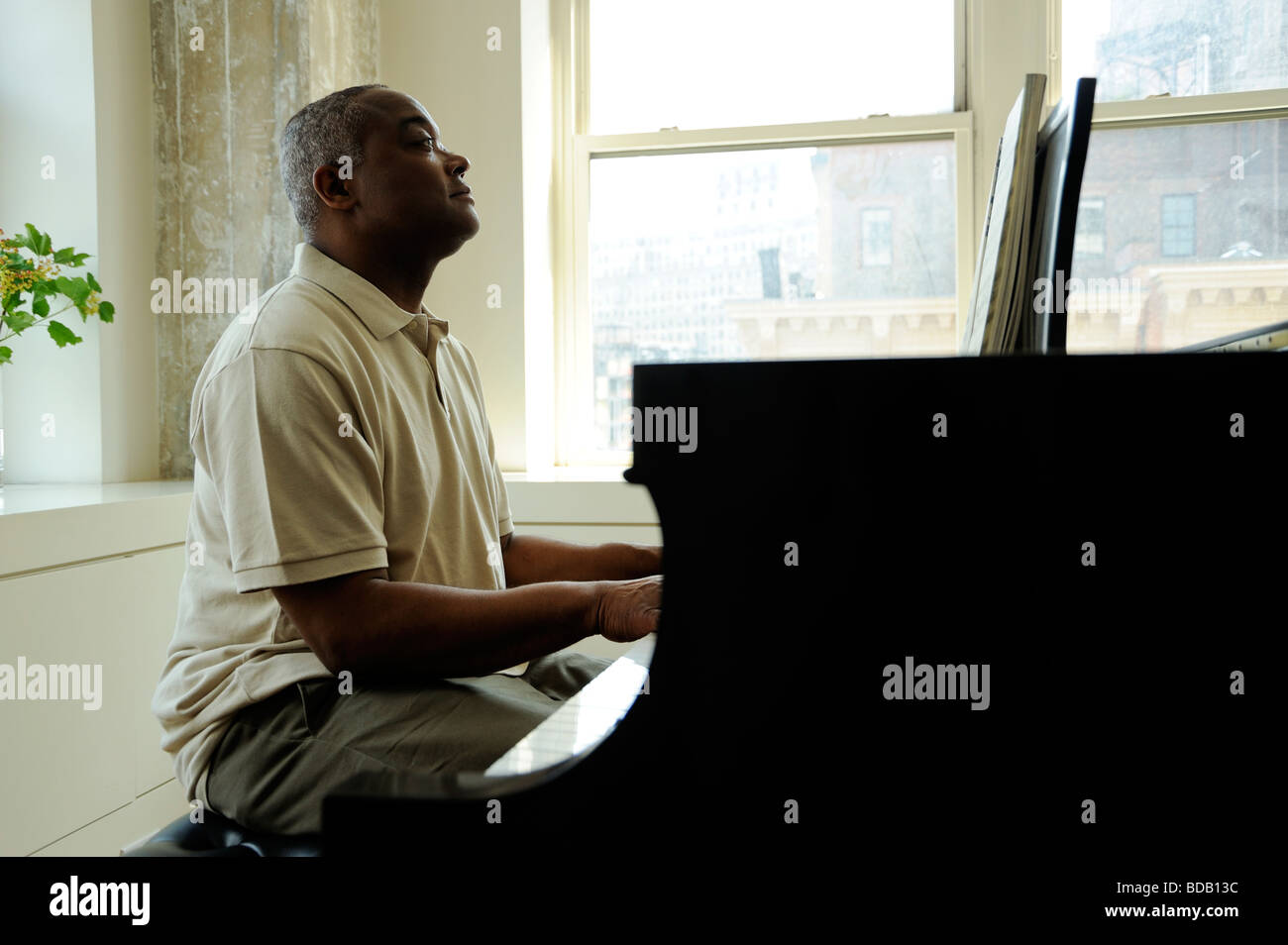 Porträt des afroamerikanischen Mann Klavier zu spielen. Stockfoto