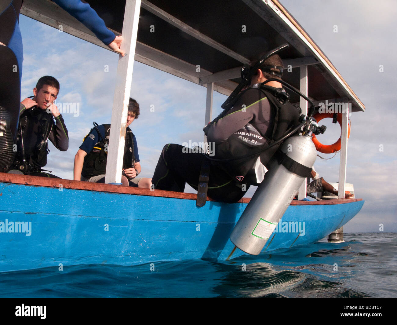 Indonesien Sulawesi Hoga Insel Betrieb Wallacea Taucher in Wasser mit rückwärts Rollen vom Tauchboot Stockfoto