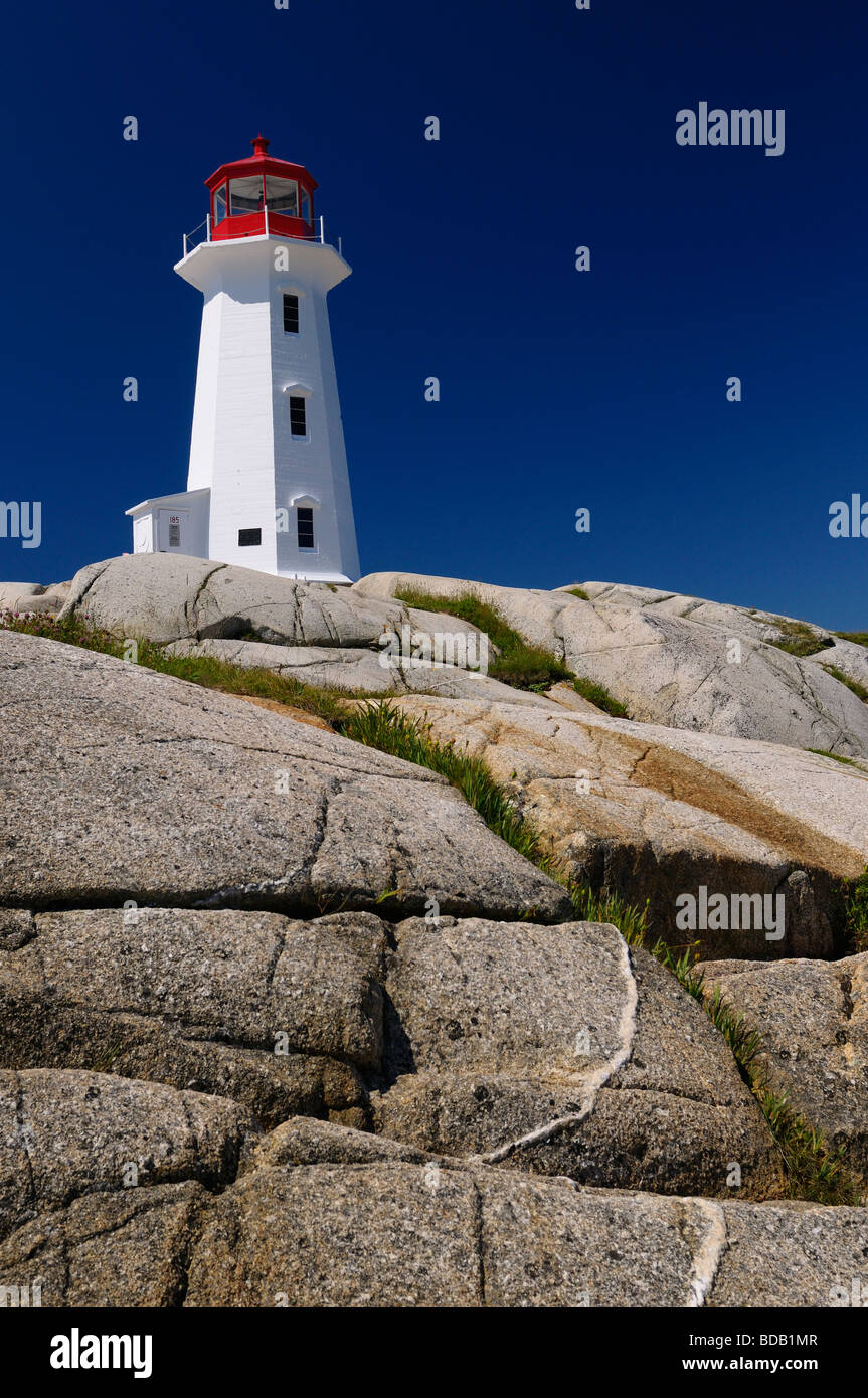 Peggys Cove weißen Leuchtturm auf glatten Granit Felsen vor blauem Himmel Nova Scotia Kanada Stockfoto