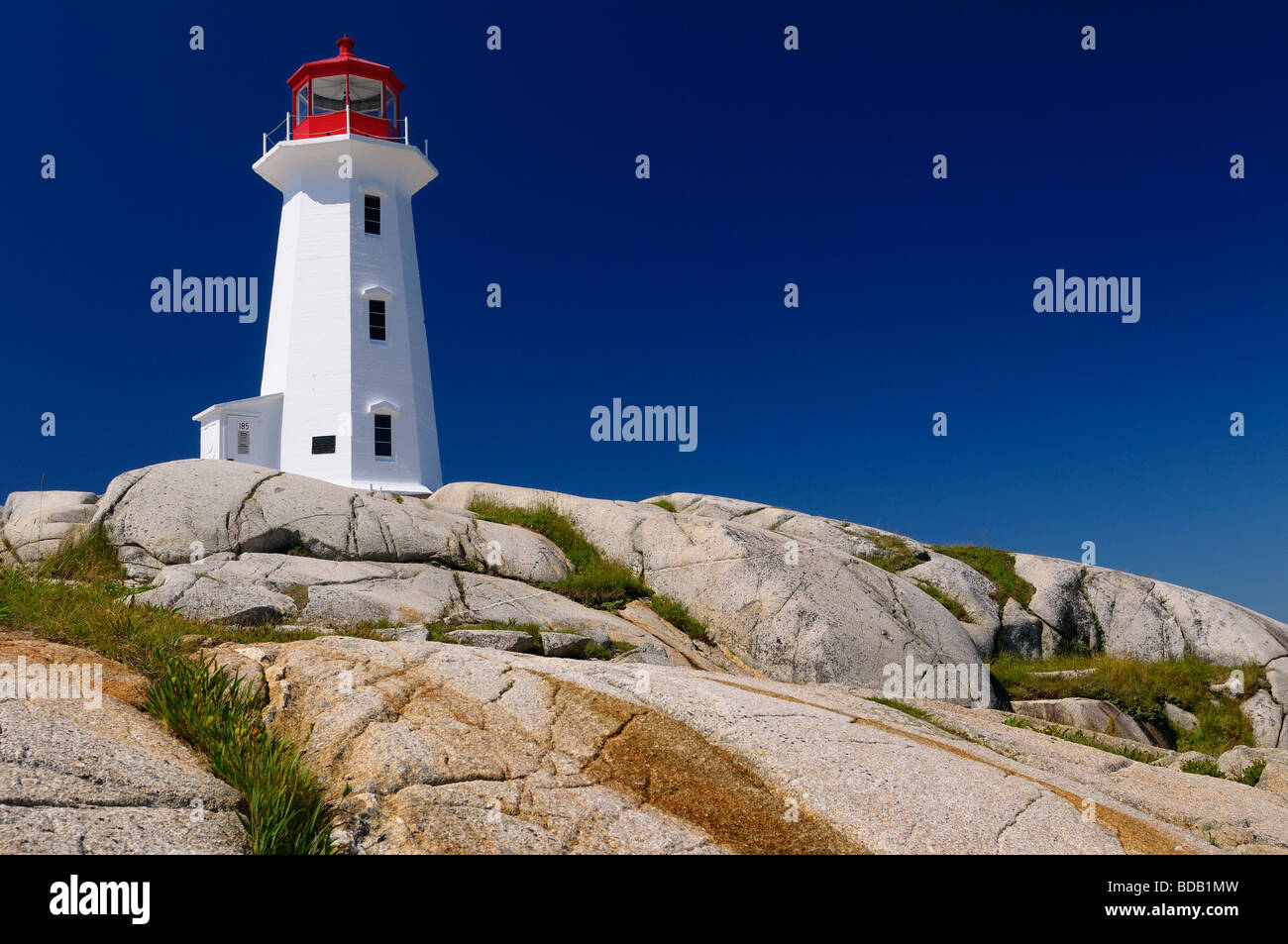 Peggy's Cove Leuchtturm auf der glatten Granitfelsen vor blauem Himmel Nova Scotia Stockfoto