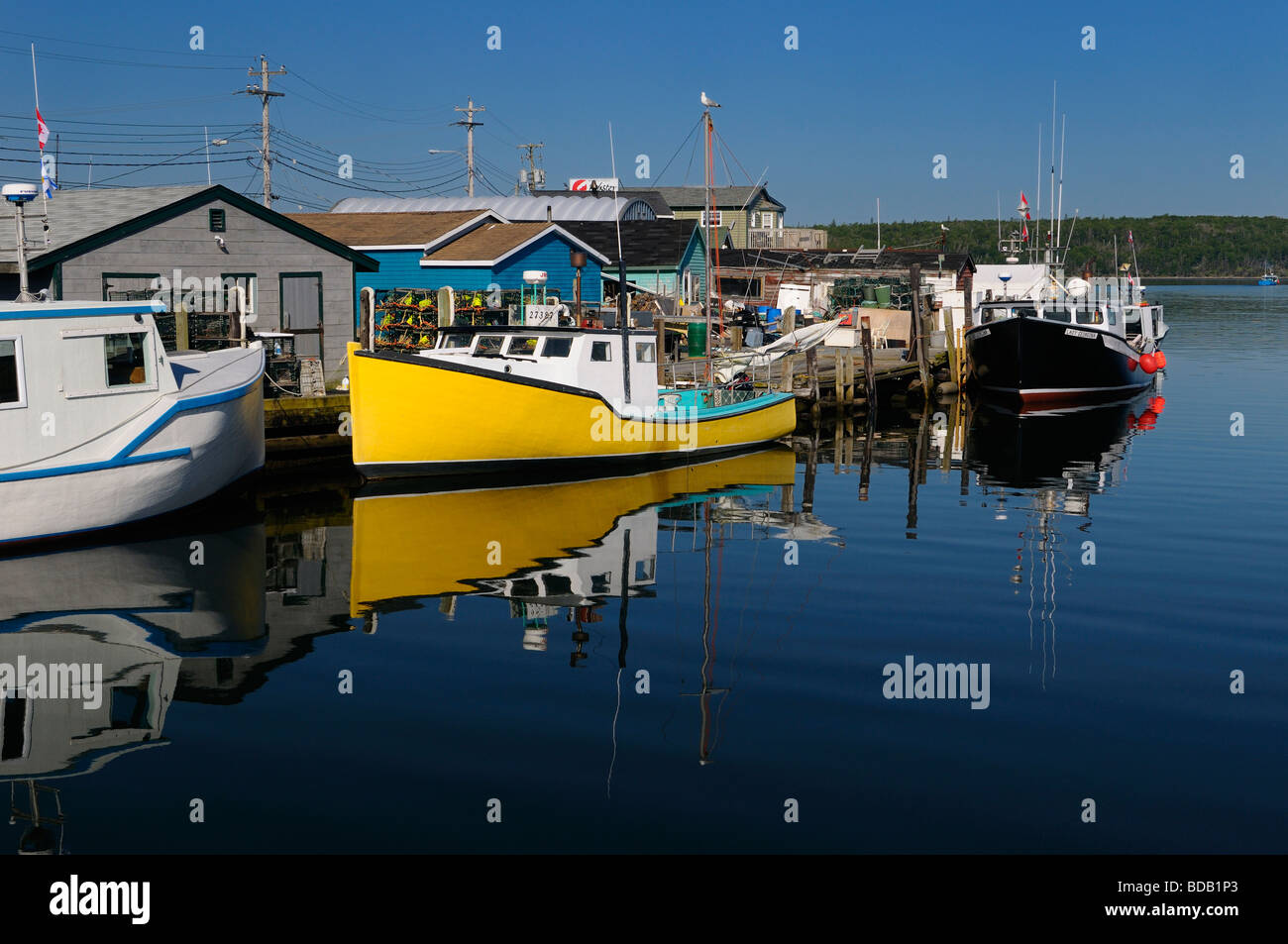 Fischerboote und Hummer, fallen in blau ruhig Wasser bei Fisherman's Cove östlichen Passage Halifax Nova Scotia wider Am crick Regierung Wharf Stockfoto