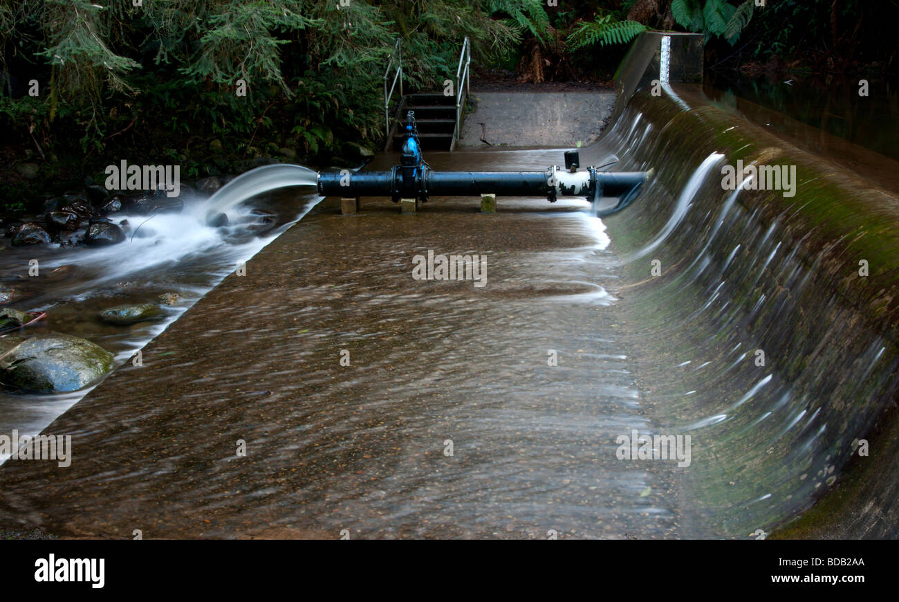 Wasser aus einem kleinen Wehr entlassen wurden. Stockfoto