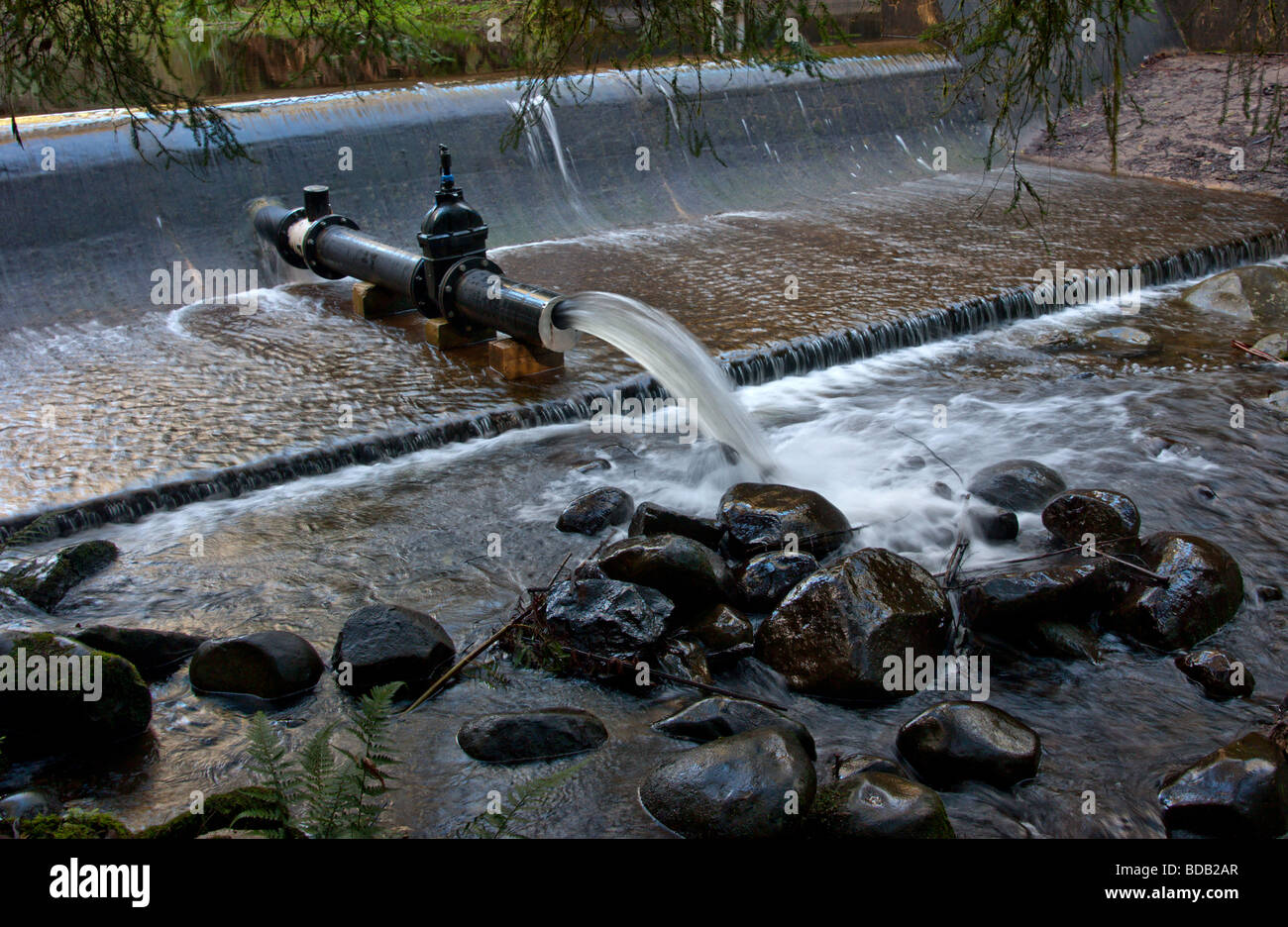 Wasser aus einem kleinen Wehr entlassen wurden. Stockfoto