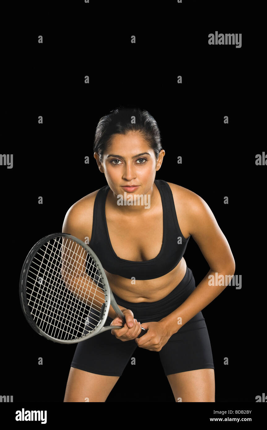 Porträt einer jungen Frau, die Tennis spielen Stockfoto