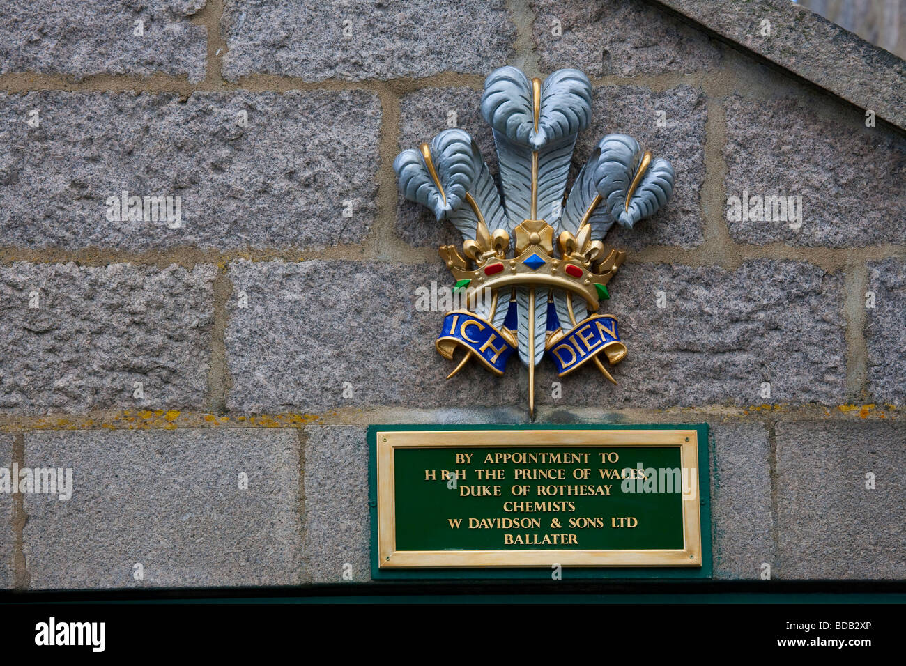 Königliche Persönlichkeiten, Ernennungsverträge, königliche Rüstungswappen im Dorf Ballater, Royal Deeside Cairngorms National Park, Schottland, Großbritannien Stockfoto