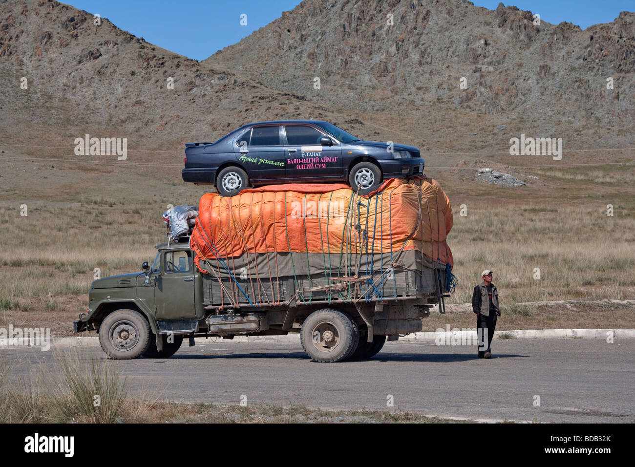 Mongolische Mann schleppt seine Lotteriegewinne (ein Auto) von Ulaan Baatar bis in die äußersten westlichen Mongolei auf einem LKW Stockfoto