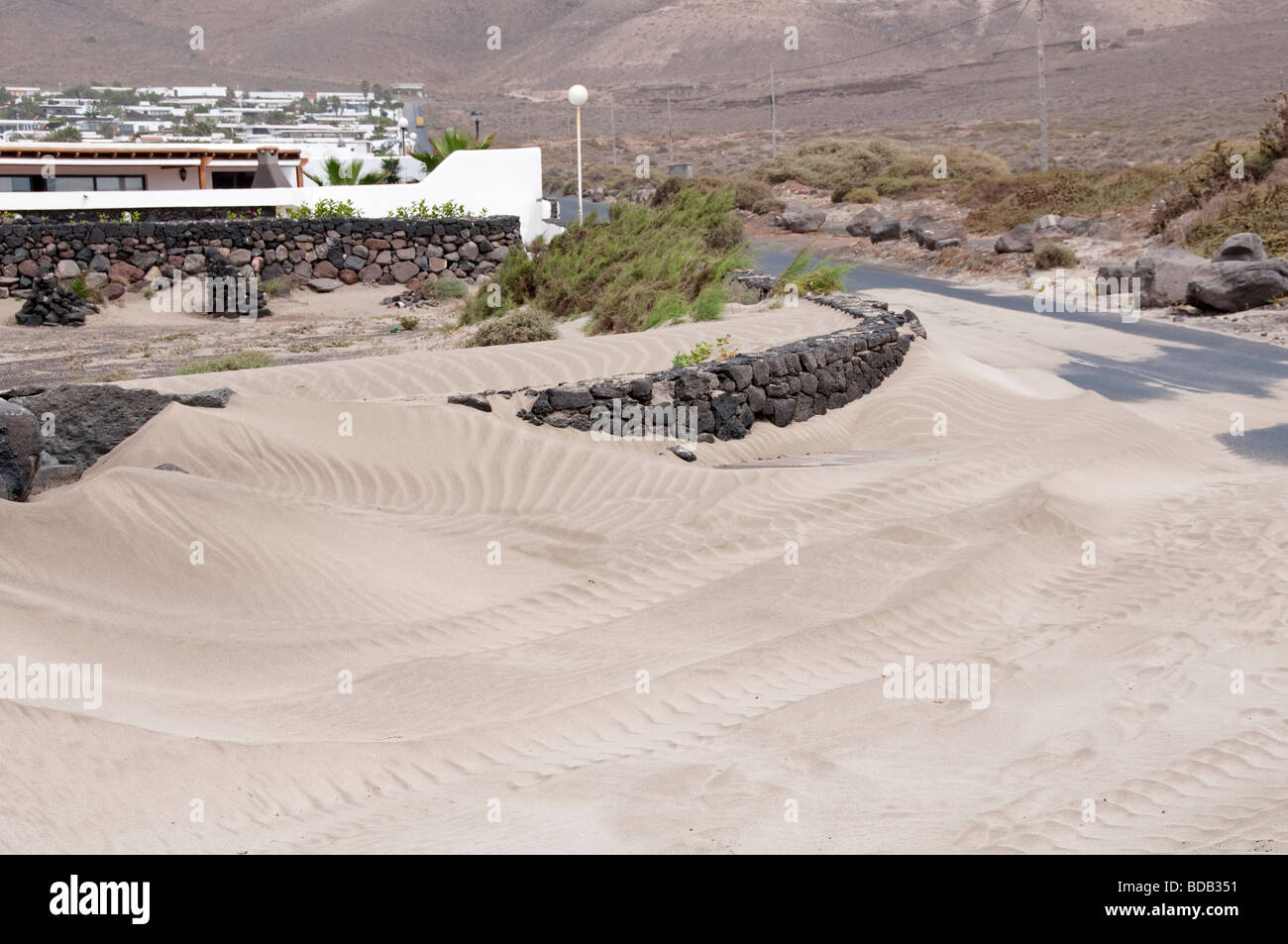 Der Wind geblasen Sand Wand abdecken.  Famara Lanzarote Kanarische Inseln Stockfoto