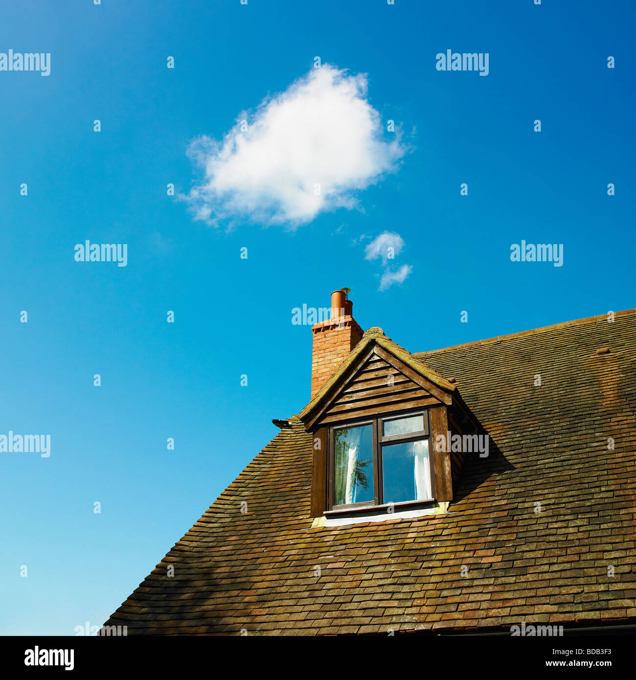 Haus mit Wolke und blauem Himmel - Cloud Computing - Home Office - Thinking House - Think House - House Denken - Gedankenblase Stockfoto