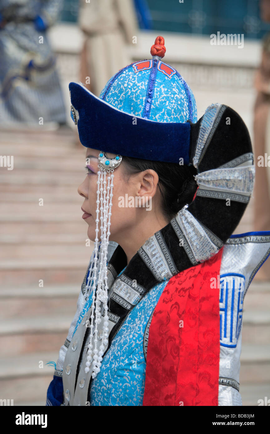 Profil von mongolische Tänzerin in traditioneller Kleidung Government  House, Ulan Bator, Mongolei Stockfotografie - Alamy