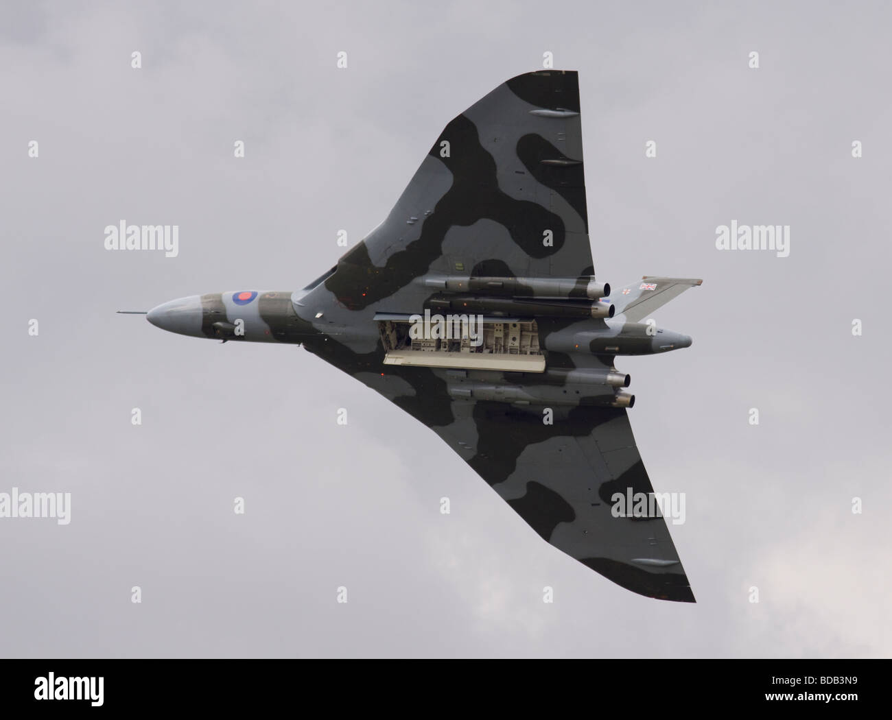 XH 558 ehemalige Royal Air Force Avro Vulcan B2 delta wing high-altitude strategischer Bomber aircraft durchführen bei einer Flugschau. Stockfoto