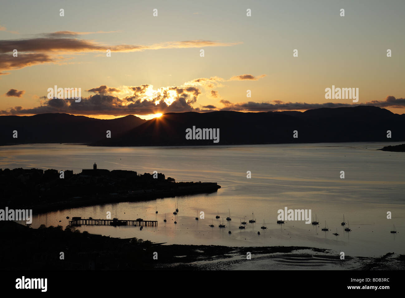 Sonnenuntergang über der Stadt von Gourock und Firth of Clyde an der West Küste von Schottland, UK Stockfoto