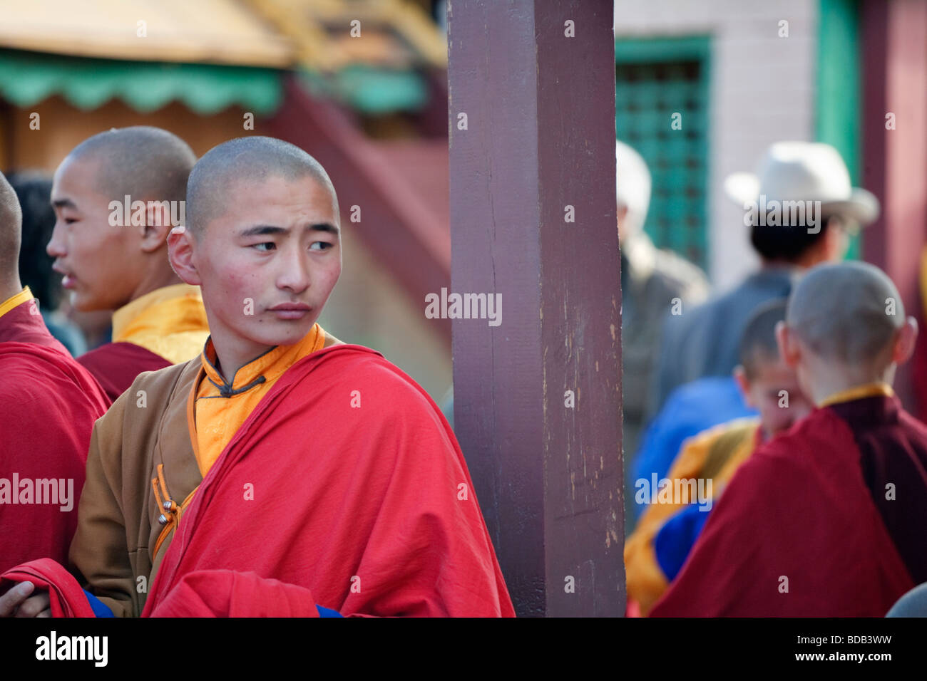 Junger Mönch erwartet Zeremonie im Gandan Kloster, Ulaan Baatar, Mongolei Stockfoto
