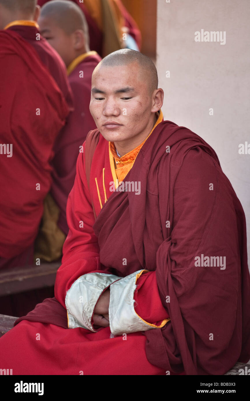 Buddhistischer Mönch erwartet Zeremonie, Gandan Kloster, Ulaan Baatar, Mongolei Stockfoto