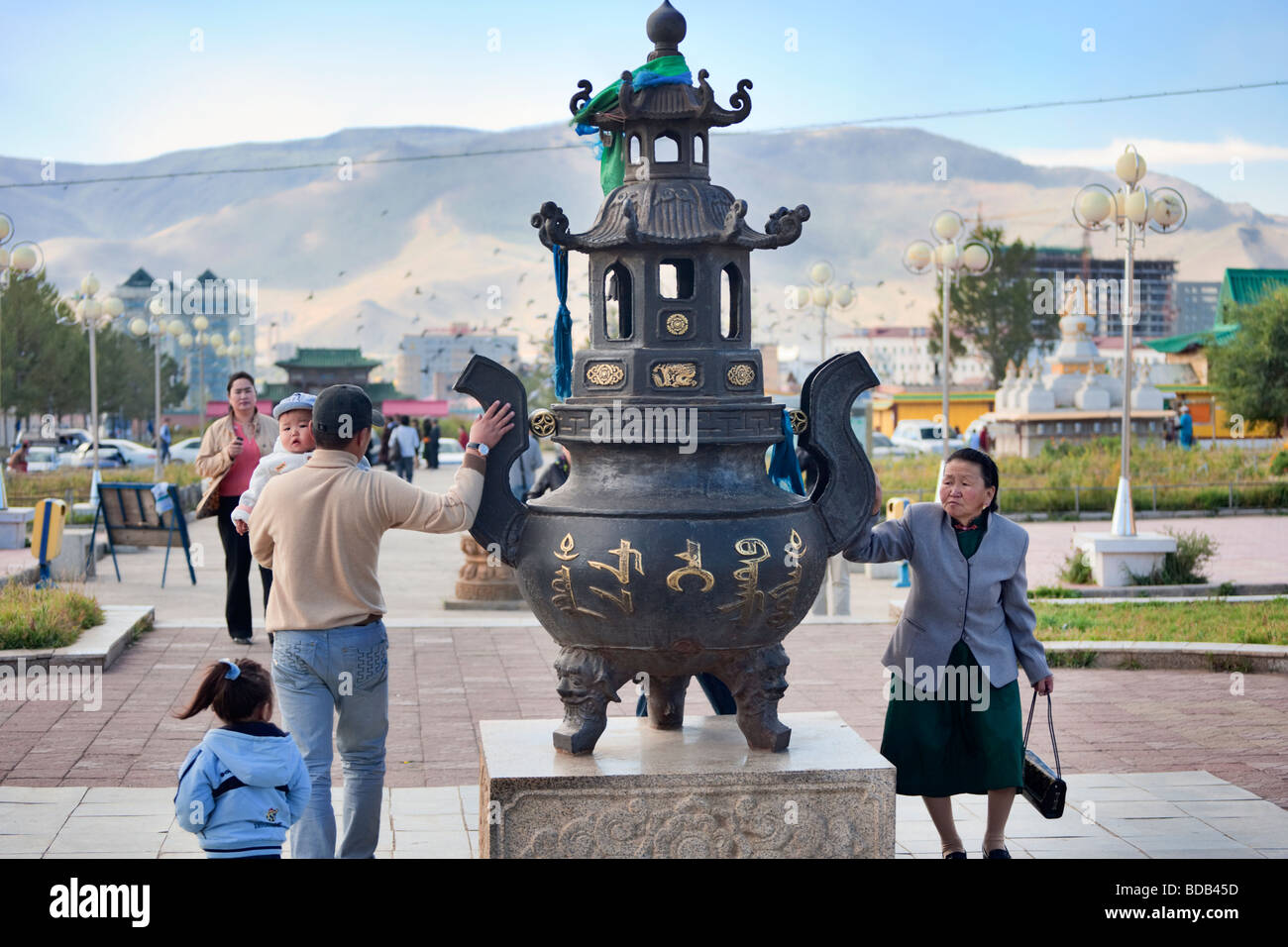 Mongolische Buddhisten umrunden und tippen Sie auf eine heilige Urne Gandan Kloster, Ulaan Baatar, Mongolei Stockfoto